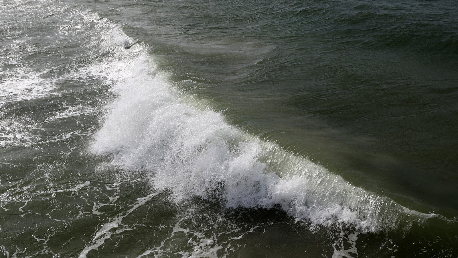 Wellen brechen sich in der N&auml;he des Ostseestrandes. Der Salzwassereinbruch in die Ostsee l&auml;sst dieses mal auf sich warten.  Foto: Bernd W&uuml;stneck/dpa +++ dpa-Bildfunk +++