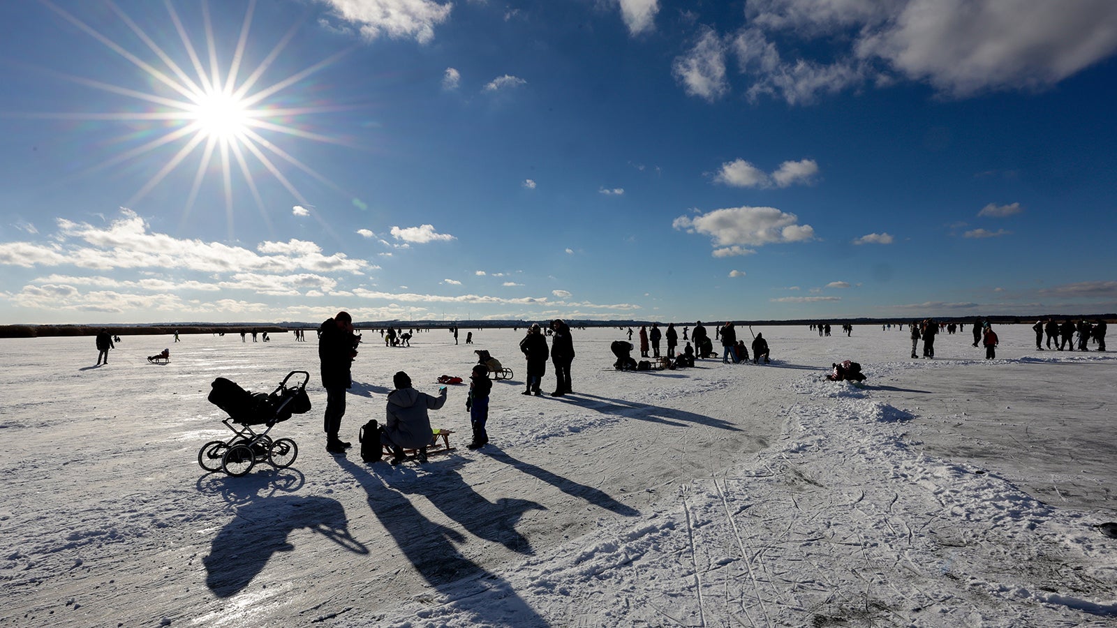 04.01.2026, Baden-W&uuml;rttemberg, Tiefenbach: Schlittschuhl&auml;ufer, Spazierg&auml;nger und Schlittenfahrer sind bei Sonnenschein auf dem gefrorenen Federsee in Oberschwaben unterwegs. Foto: Thomas Warnack/dpa +++ dpa-Bildfunk +++