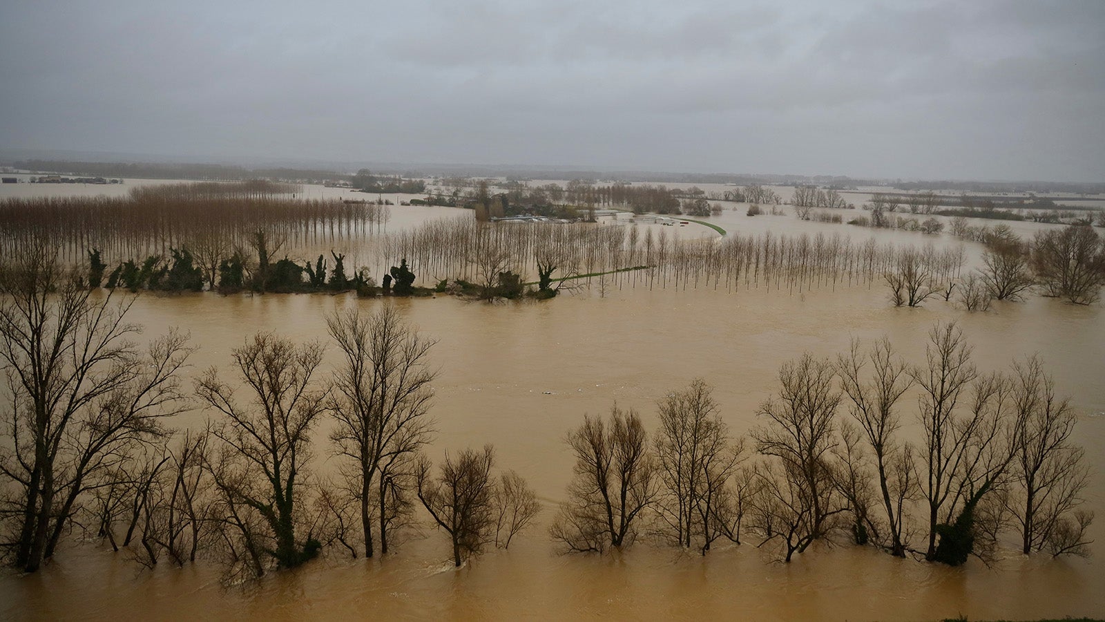 15.02.2026, Frankreich, La Reole: Ein Blick auf die &uuml;berschwemmte Gegend in Meilhan-sur-Garonne, als schwere &Uuml;berschwemmungen den Westen Frankreichs w&auml;hrend des Sturms Nils treffen. Foto: Yohan Bonnet/AP/dpa +++ dpa-Bildfunk +++