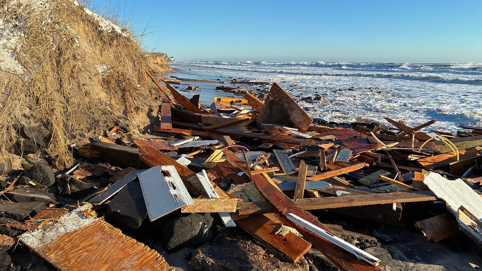 Tr&uuml;mmer von eingest&uuml;rzten H&auml;usern liegen am 2. Februar 2026 an der K&uuml;ste des Dorfes Buxton in den Outer Banks, North Carolina. Foto: National Park Service via AP