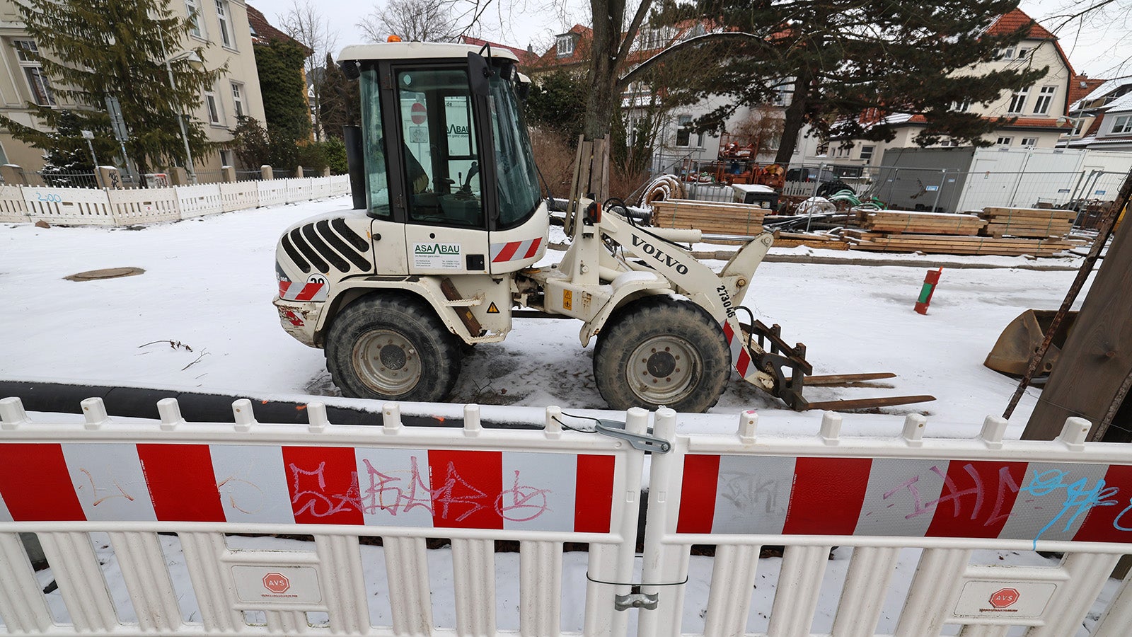 ARCHIV - 17.02.2026, Mecklenburg-Vorpommern, Rostock: Schneebedeckt ist eine Stra&szlig;enbaustelle, die Arbeiten ruhen witterungsbedingt. Der relativ lange und schneereiche Winter f&uuml;hrt zu ersten Verz&ouml;gerungen bei Fertigstellungsterminen. Foto: Bernd W&uuml;stneck/dpa +++ dpa-Bildfunk +++