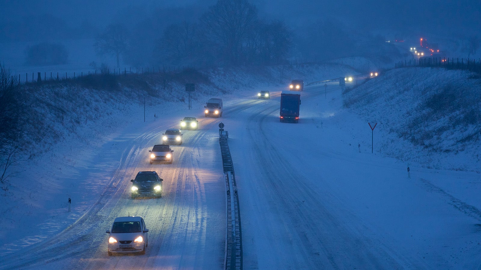 dpatopbilder - 19.02.2026, Rheinland-Pfalz, Oberahr: Fahrzeuge sind auf der verschneiten Bundesstra&szlig;e B255 in Fahrtrichtung Rennerod unterwegs. Von Nordrhein-Westfalen &uuml;ber Hessen und Rheinland-Pfalz bis nach Ostbayern schneit es in der ersten Tagesh&auml;lfte bis in tiefe Lagen, wie der Deutsche Wetterdienst am Donnerstagmorgen sagte. Foto: Sascha Ditscher/dpa +++ dpa-Bildfunk +++