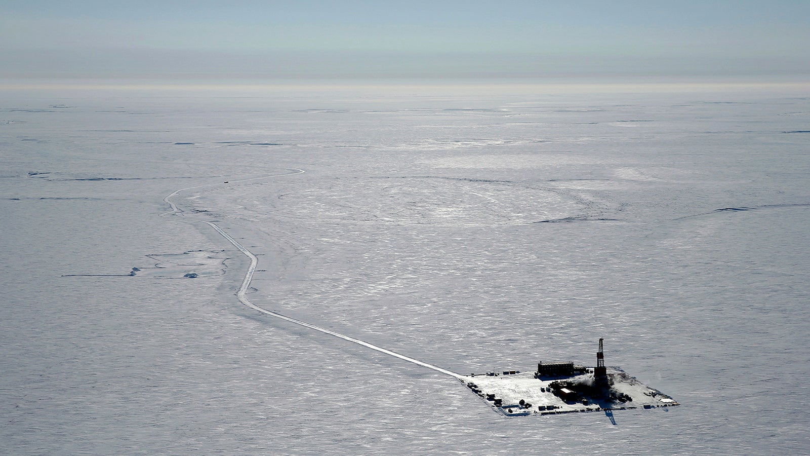 ARCHIV - ARCHIV - Diese Luftaufnahme aus dem Jahr 2019 zeigt ein Lager f&uuml;r Erkundungsbohrungen am geplanten Standort des Willow-&Ouml;lprojekts am North Slope von Alaska. Foto: Uncredited/ConocoPhillips/AP