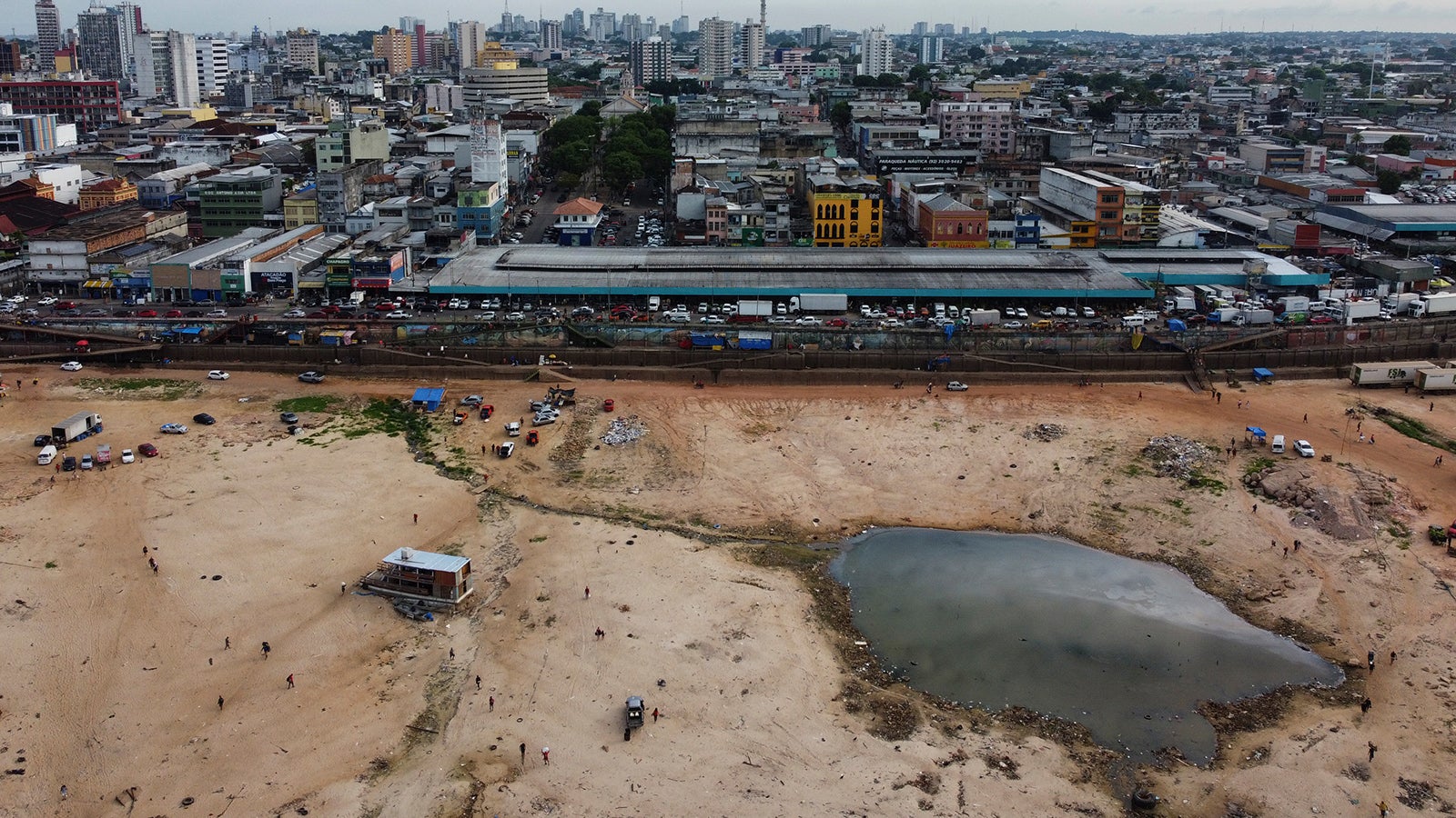 04.10.2024, Brasilien, Manaus: Teil des Flusses Negro liegt am Hafen von Manaus im brasilianischen Bundesstaat Amazonas aufgrund einer schweren D&uuml;rre auf dem Trockenen. Foto: Edmar Barros/AP/dpa +++ dpa-Bildfunk +++