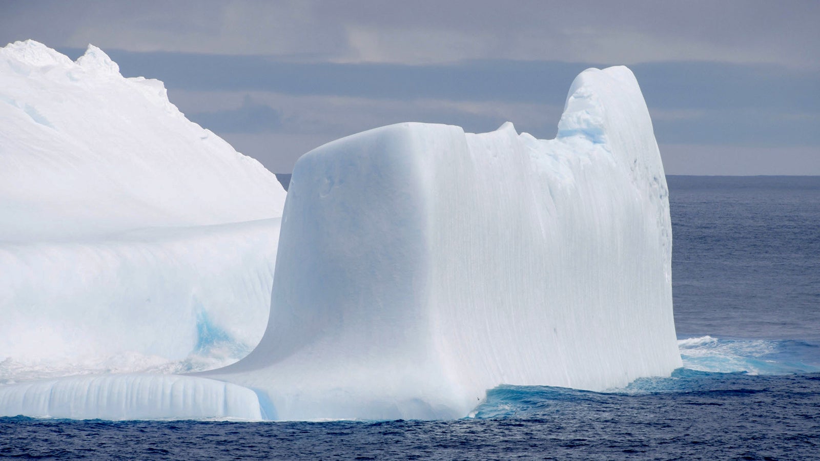 ARCHIV - 07.12.2019, ---, Antarktischer Ozean: Das Foto, das vom japanischen Forschungsschiff &laquo;Shirase&raquo; w&auml;hrend der 61. Antarktis-Expedition gemacht wurde, zeigt einen Eisberg im Antarktischen Ozean. Die Meereisausdehnung in der sommerlichen Antarktis hat ein neues Rekordminimum erreicht. (zu dpa &laquo;Registrierte Meereisbedeckung in Antarktis so gering wie nie&raquo;) Foto: Kyodo/dpa +++ dpa-Bildfunk +++