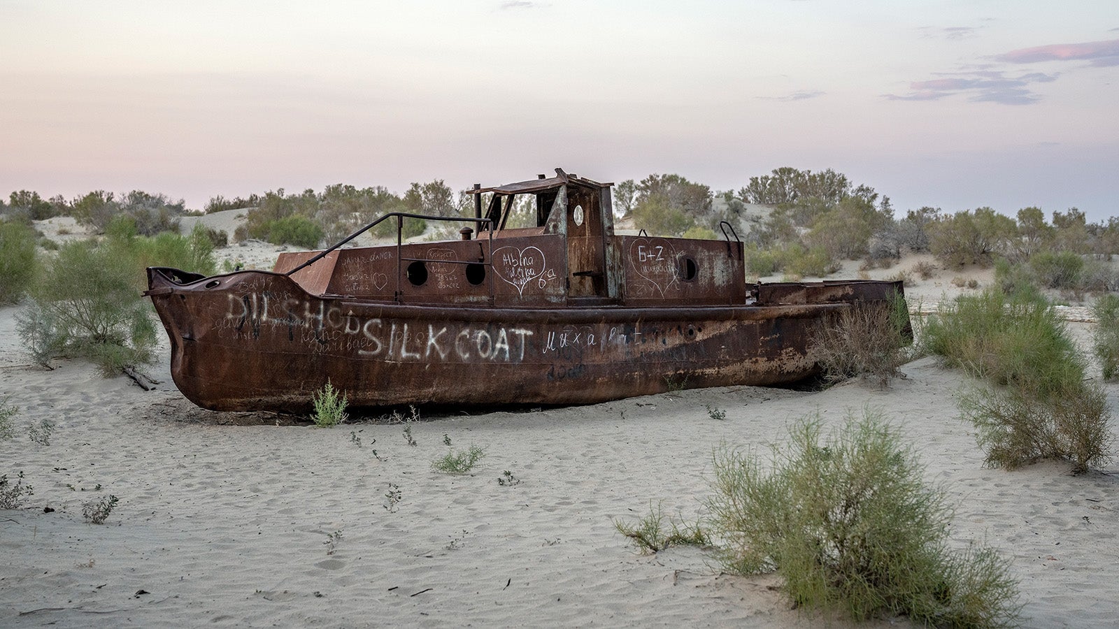 Ein rostiges Schiff liegt au&szlig;erhalb von Muynak, Usbekistan. Foto: Ebrahim Noroozi/AP