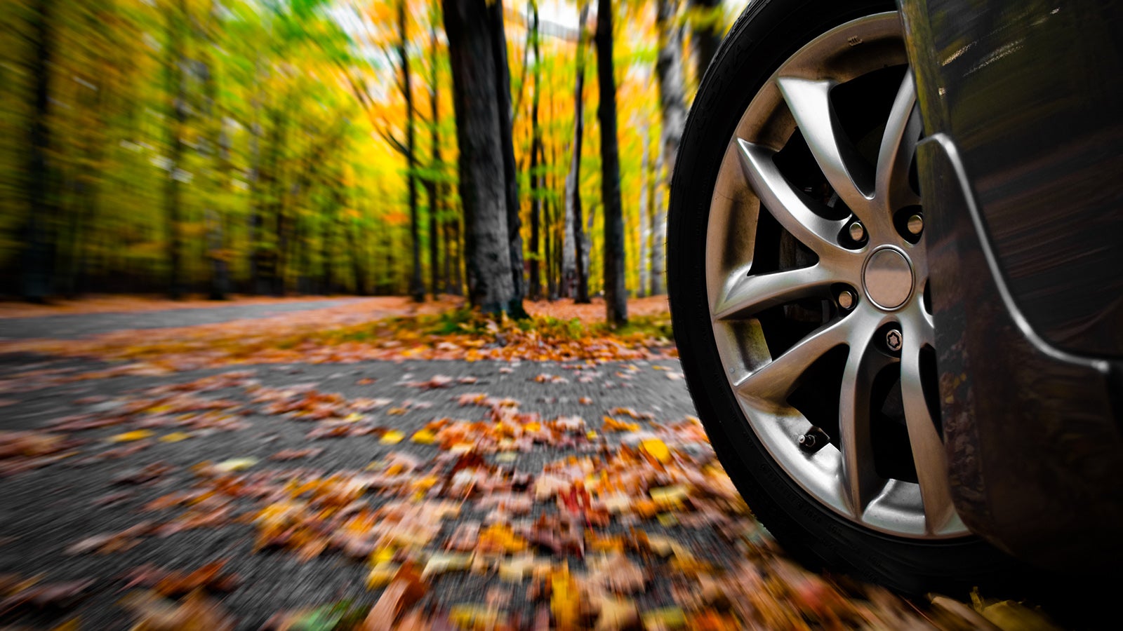 Autofahrer, aufgepasst! Auf winterlichen Stra&szlig;en herrscht ein Fahrverbot mit Sommerreifen. Worauf es beim Reifentausch ankommt und welches Piktogramm an den Reifen mittlerweile Pflicht ist.