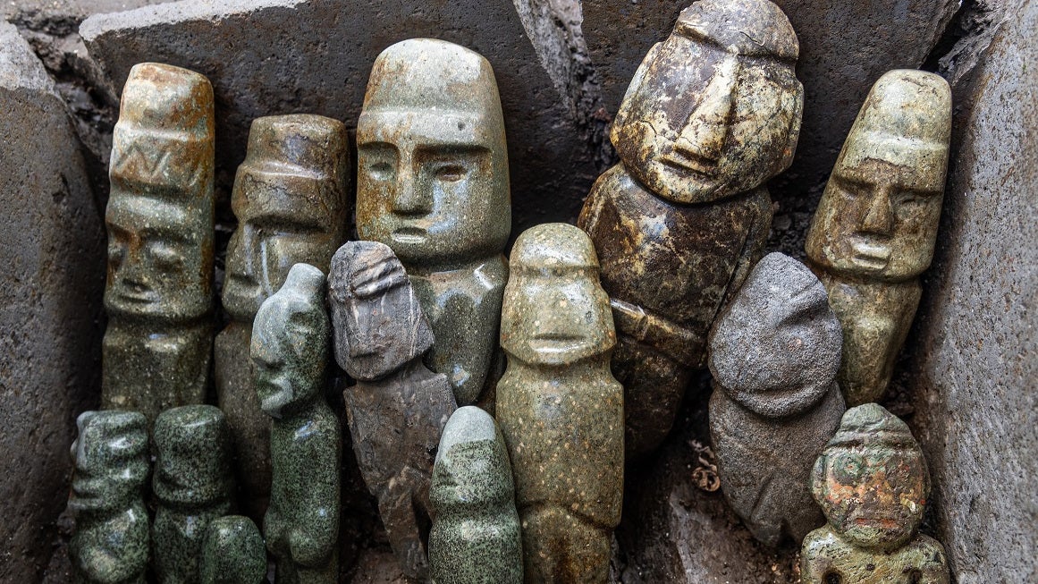 HANDOUT - 21.06.2023, Mexiko, Mexiko-Stadt: Die vom Nationalen Institut f&uuml;r Anthropologie und Geschichte (INAH) zur Verf&uuml;gung gestellte Aufnahme zeigt Skulpturen als Teil eines arch&auml;ologischen Fundes. Arch&auml;ologen haben im ehemaligen Gro&szlig;en Tempel der Azteken in Mexiko-Stadt eine bedeutende Opfergabe mit 15 Skulpturen aus gr&uuml;nem Stein entdeckt. In einem Steinbeh&auml;lter seien auch Ohrringe, Perlen aus Stein, Muscheln, Schnecken, Korallen und Meeressand gefunden worden, teilte das Nationale Institut f&uuml;r Anthropologie und Geschichte (INAH) am Freitag (Ortszeit) mit. Foto: INAH/dpa +++ dpa-Bildfunk +++