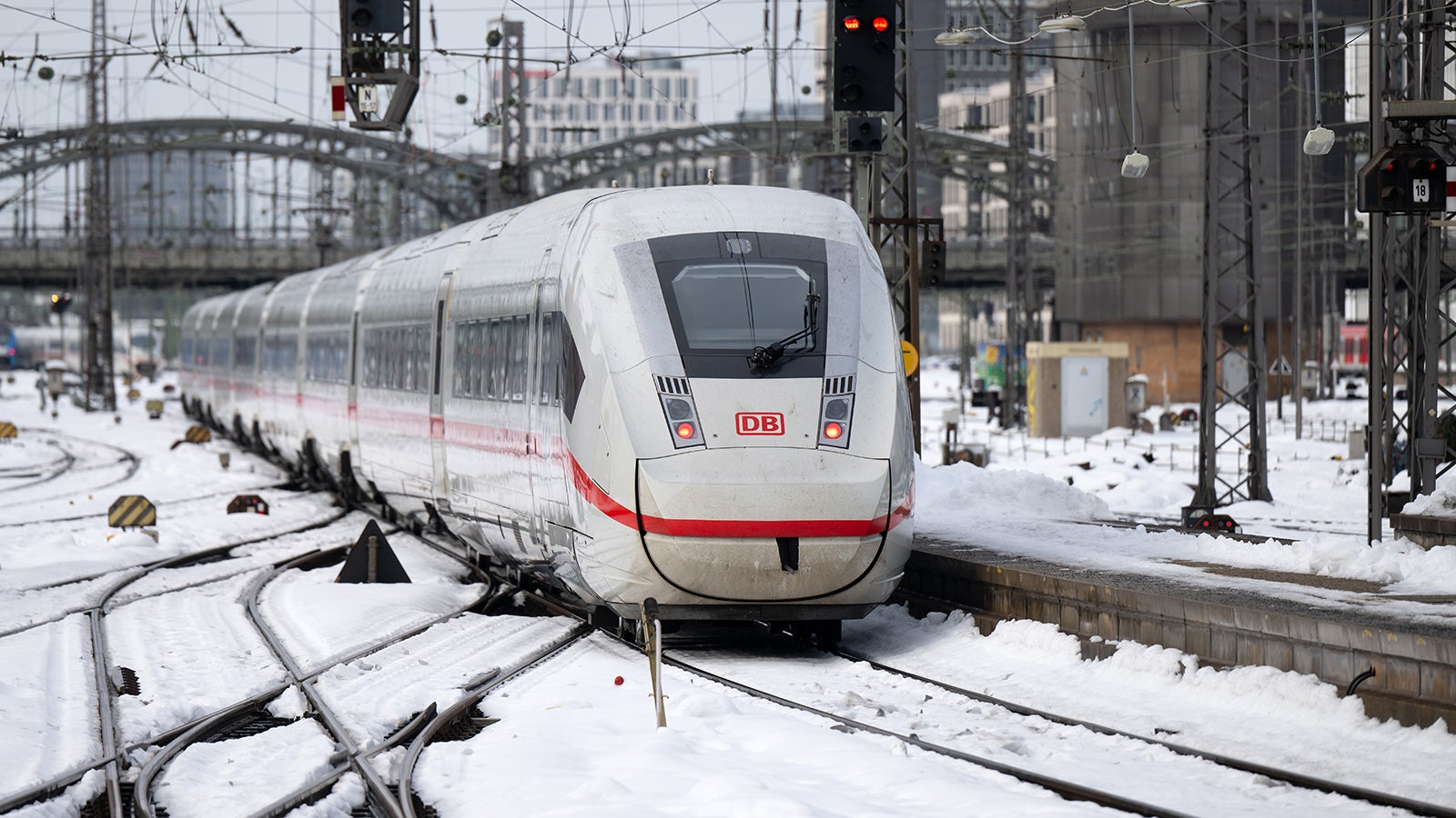 06.12.2023, Bayern, M&uuml;nchen: Ein ICE der Deutschen Bahn (DB) f&auml;hrt aus dem Hauptbahnhof. Nach dem Chaos in den letzten Tagen entspannt sich die Lage im Bahnverkehr etwas. Foto: Sven Hoppe/dpa +++ dpa-Bildfunk +++