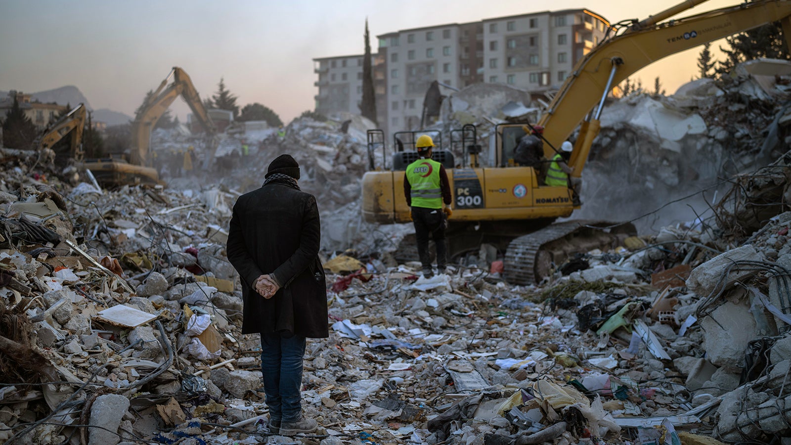 Ein Mann steht auf den Tr&uuml;mmern seines Hauses in Antakya, T&uuml;rkei, das bei einem Erdbeben zerst&ouml;rt wurde. Eine Woche nach der Erdbeben-Katastrophe steigt die Zahl der Toten in der T&uuml;rkei und Syrien weiter. 

Foto: Bernat Armangue/AP/dpa