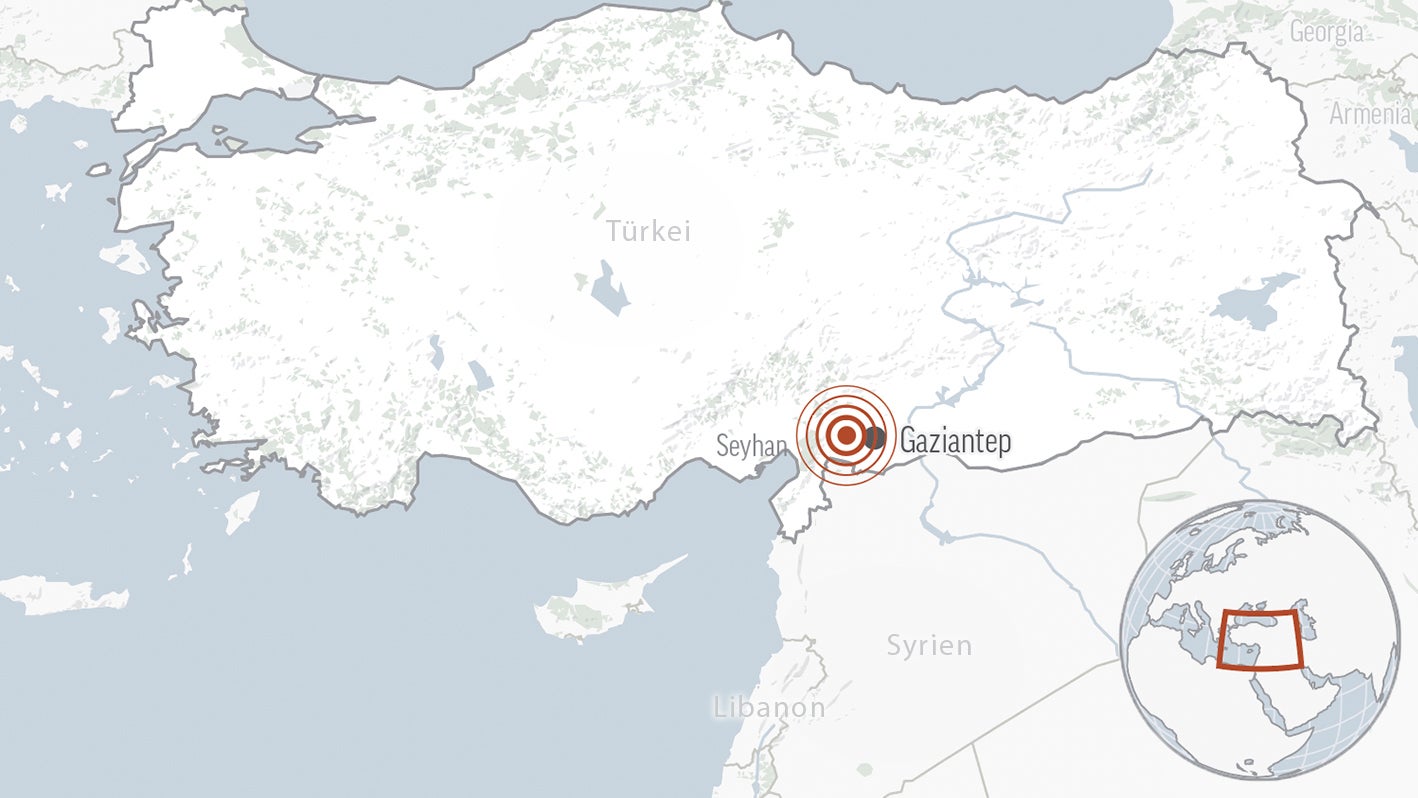 Die Naturkatastrophe kam, als die Menschen schliefen. In der Nacht zu Montag ersch&uuml;tterte ein Beben der St&auml;rke 7.8 die Region. Es folgten mehrere schwere Nachbeben. Geologen zufolge war es das schwerste Beben seit 900 Jahren in der Region. 

Foto: AP Graphics
