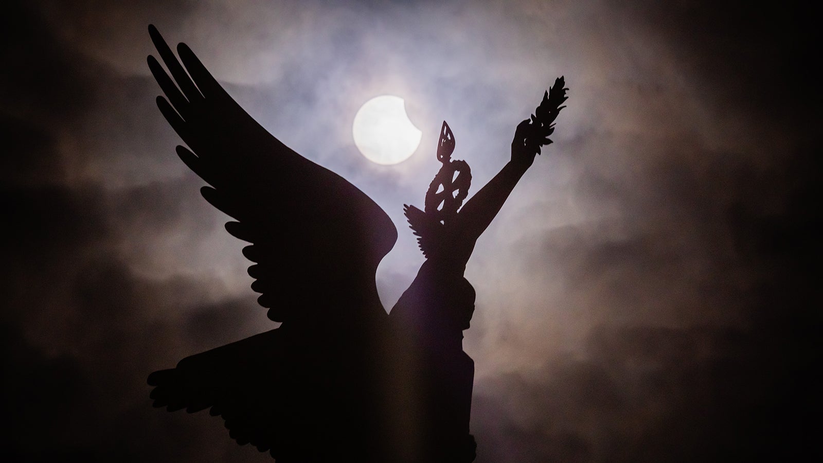 Die partielle Sonnenfinsternis ist hinter der bekr&ouml;nenden Viktoria von Friedrich Drake "Goldelse"der Siegess&auml;ule zu sehen. Neben Deutschland und gro&szlig;en Teilen Europas ist das Himmelsereignis auch aus dem Nordwesten Afrikas und dem Norden Russlands zu beobachten gewesen. Foto: Christoph Soeder/dpa +++ dpa-Bildfunk +++