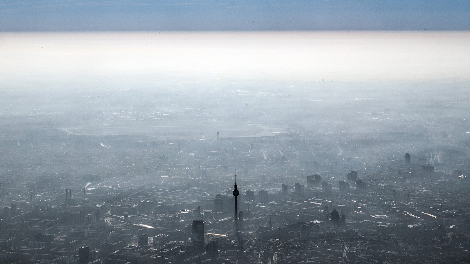Berlin liegt unter einer Dunstglocke. Gut zu sehen ist der Fernsehturm am Alexanderplatz. Foto: Federico Gambarini/dpa +++ dpa-Bildfunk +++