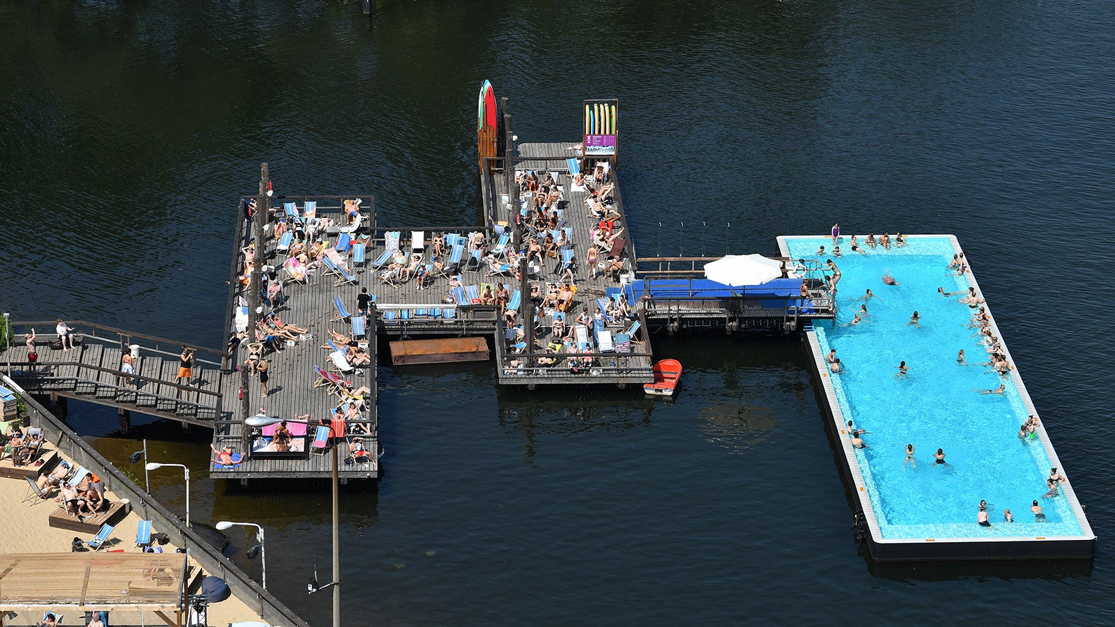 ARCHIV - 29.05.2017, Berlin: Zahlreiche Besucher genie&szlig;en das sonnige warme Wetter auf dem Badeschiff auf der Spree. Das Baden im Freibad ist f&uuml;r Deutsche so etwas wie ein Kulturgut. In der belgischen&nbsp;Hauptstadt Br&uuml;ssel dagegen ist das Schwimmen an der frischen Luft beinahe unm&ouml;glich. (zu dpa "Kaum Abk&uuml;hlung in Sicht:&nbsp;Europas Hauptstadt hat ein Freibad-Problem") Foto: Paul Zinken/dpa +++ dpa-Bildfunk +++