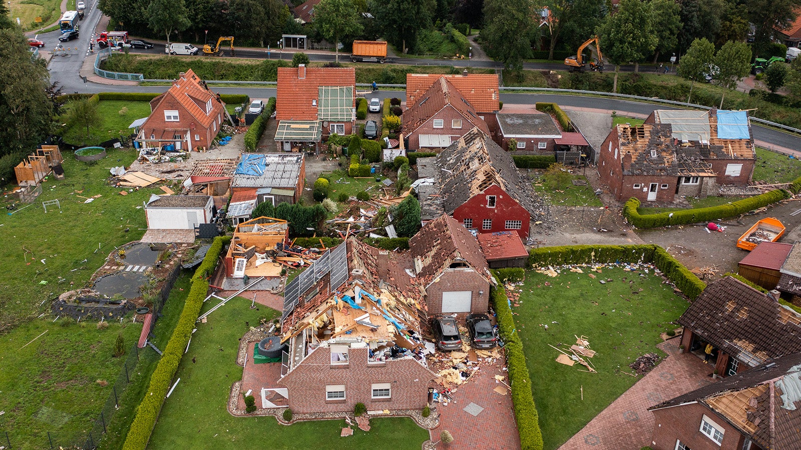 ARCHIV - 17.08.2021, Niedersachsen, Berumerfehn: H&auml;user in Berumerfehn in der Gemeinde Gro&szlig;heide wurden in der Nacht von einem Tornado zerst&ouml;rt (Aufnahme mit einer Drohne). Ein Jahr nachdem ein Tornado im Ort Berumerfehn in Ostfriesland schwere Sch&auml;den anrichtete, kommt der Wiederaufbau in dem Ortsteil der Gemeinde Gro&szlig;heide voran. (zu dpa: &laquo;Neue B&auml;ume f&uuml;r Berumerfehn - Wiederaufbau nach Tornado geht voran&raquo;) Foto: Mohssen Assanimoghaddam/dpa +++ dpa-Bildfunk +++