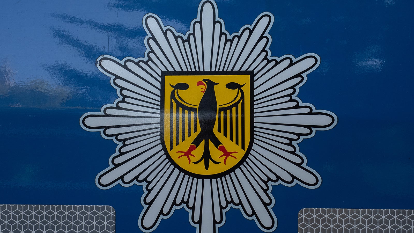 ARCHIV - 30.06.2020, Berlin: Das Logo der Bundespolizei ist an einem Fahrzeug der Bundespolizei bei einem Einsatz zu sehen. (zu dpa: &laquo;Europaweit aktive Schleuserbande fliegt auf&raquo;) Foto: Paul Zinken/dpa-Zentralbild/dpa +++ dpa-Bildfunk +++