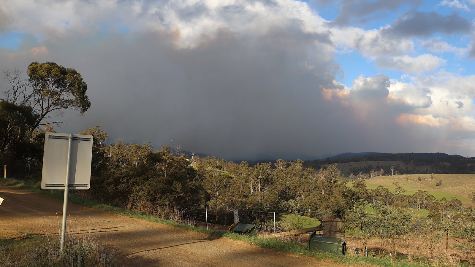 20.10.2025, Australien, Nugent: Ein au&szlig;er Kontrolle geratenes Buschfeuer in der N&auml;he von Nugent im S&uuml;dosten Tasmaniens. Foto: Ethan James/AAP/dpa +++ dpa-Bildfunk +++