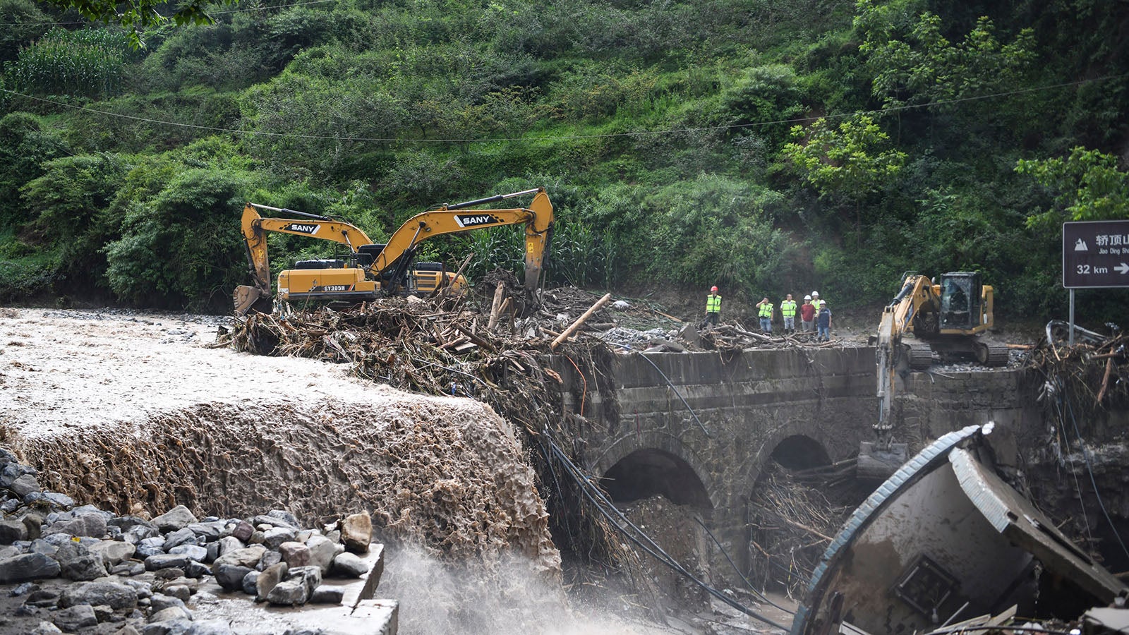 Heftige Regenf&auml;lle in China haben t&ouml;dliche &Uuml;berschwemmungen und einen Br&uuml;ckeneinsturz verursacht. Foto: Wang Xi/Xinhua/AP