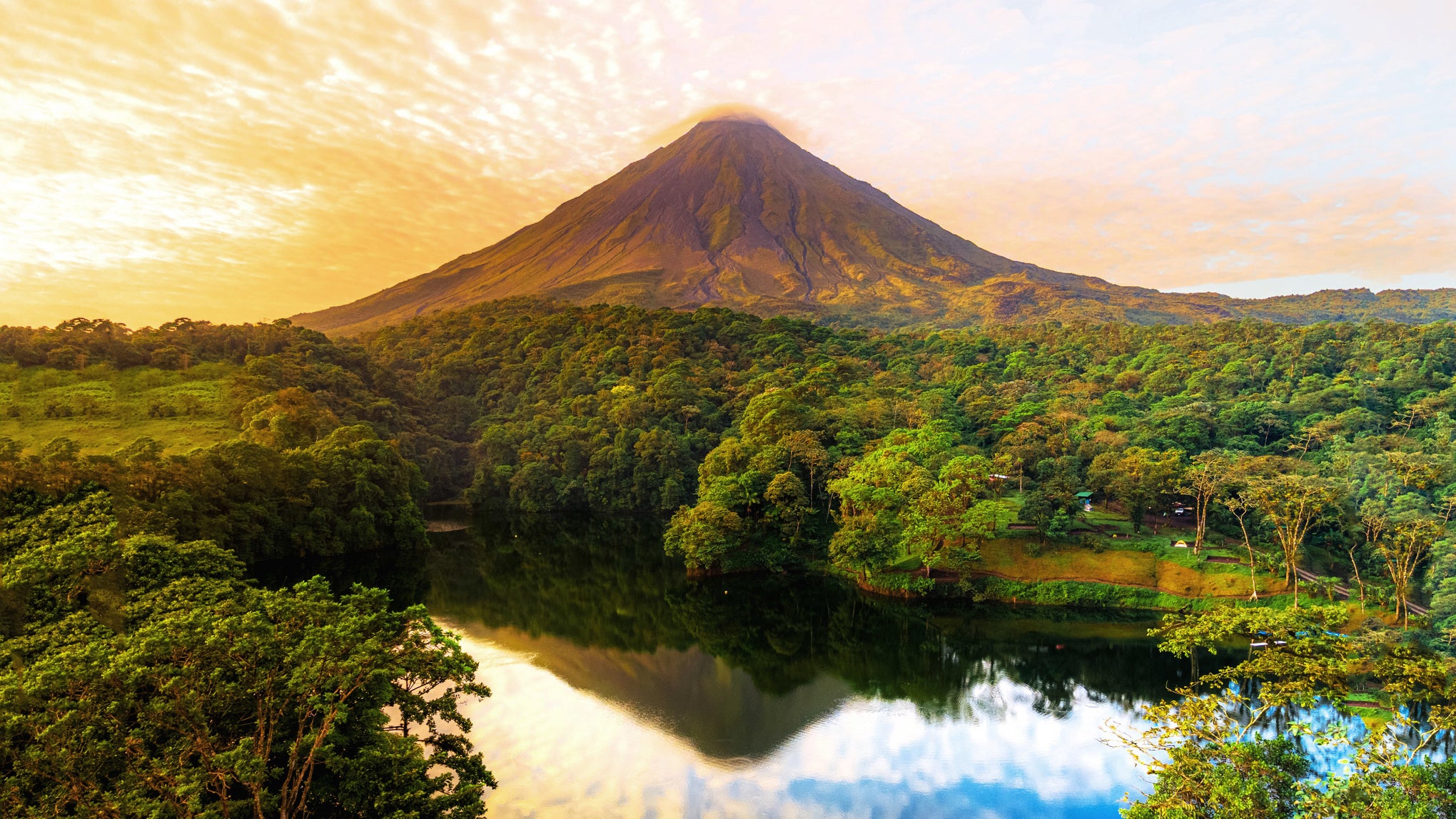 volcan arenal de la fortuna de San Carlos, con el lago en frente reflejando la forma del volc&aacute;n en el agua