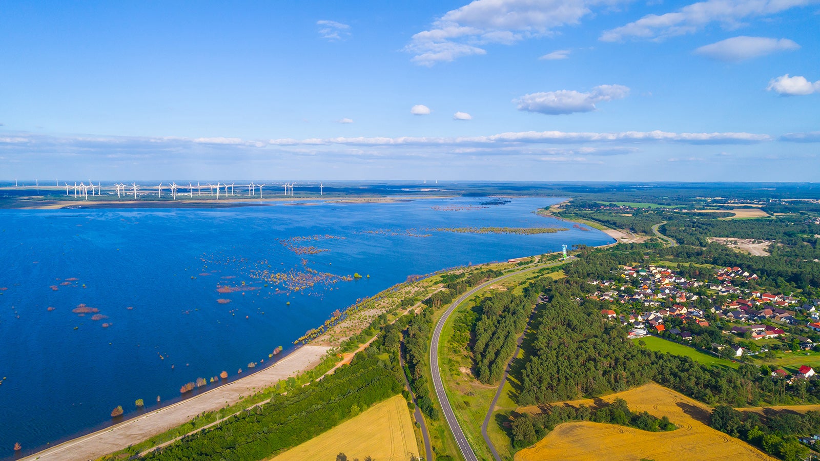 Durch Flutung des ehemaligen Braunkohletagebaus Cottbus-Nord entsteht der "Cottbuser Ostsee". Der zuk&uuml;nftige Cottbuser Ostsee wird gegenw&auml;rtig durch das Lausitzer Bergbauunternehmen LEAG geflutet - bis Mitte der 2020er-Jahre entsteht ein 1900 Hektar gro&szlig;er See am Rand der Stadt Cottbus. Foto: LEAG/Andreas Franke