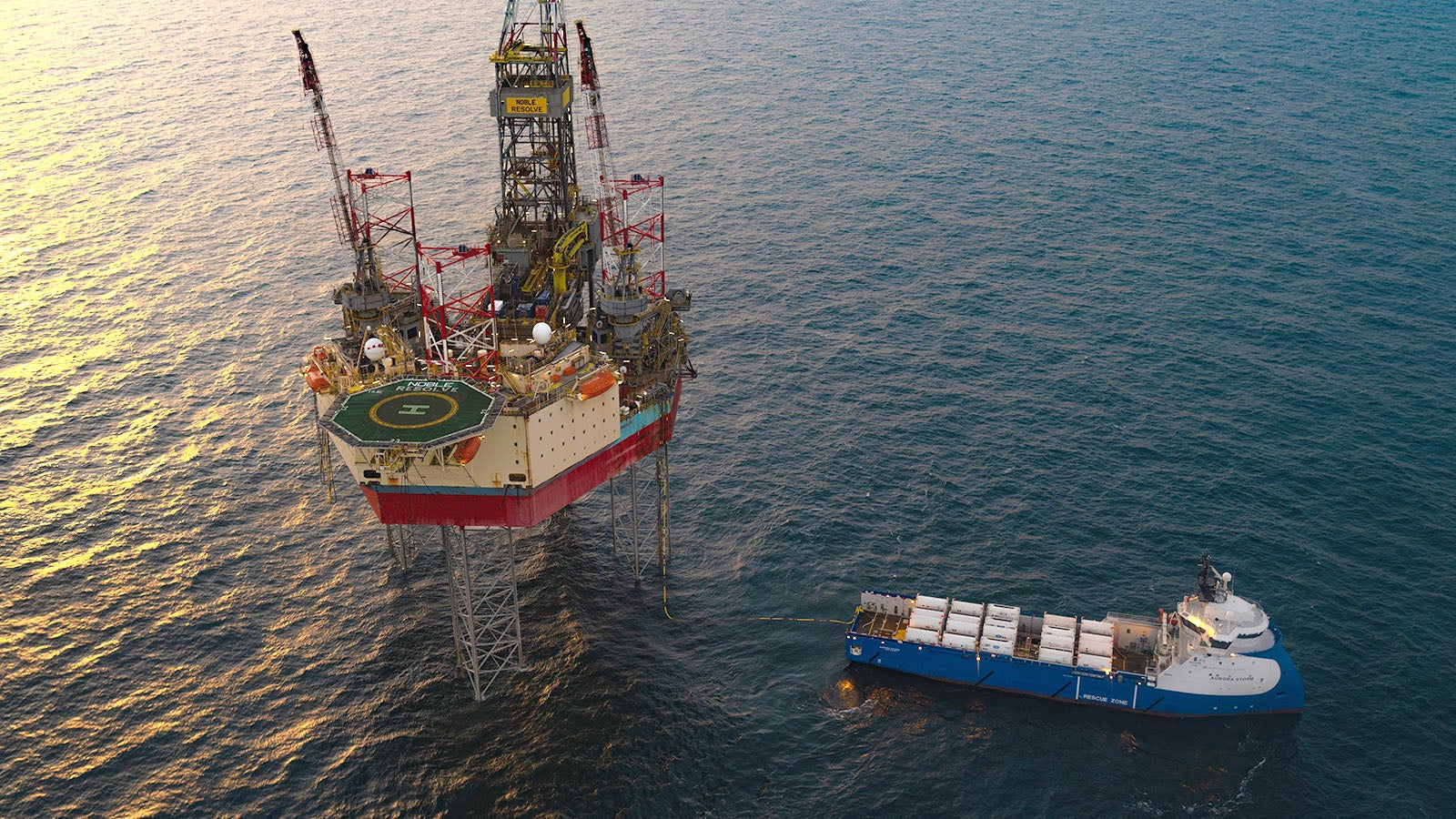 HANDOUT - 03.03.2023, D&auml;nemark, ---: Fl&uuml;ssiges CO2 wird von einem Schiff auf die Offshore-Plattform Nini-West verladen. Von dort wird es in das ausgef&ouml;rderte &Ouml;lfeld eingespeist. (zu dpa &laquo;Erste CO2-Einspeicherung in d&auml;nischer Nordsee gestartet&raquo;) Foto: FJ-MCAULEY/INEOS Energy/dpa - ACHTUNG: Nur zur redaktionellen Verwendung im Zusammenhang mit der aktuellen Berichterstattung und nur mit vollst&auml;ndiger Nennung des vorstehenden Credits +++ dpa-Bildfunk +++