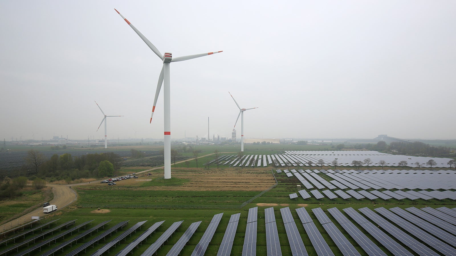 Eine Solaranlage und Windr&auml;der sind in B&uuml;ttel, Schleswig-Holstein, zu sehen.  Christian Charisius/dpa