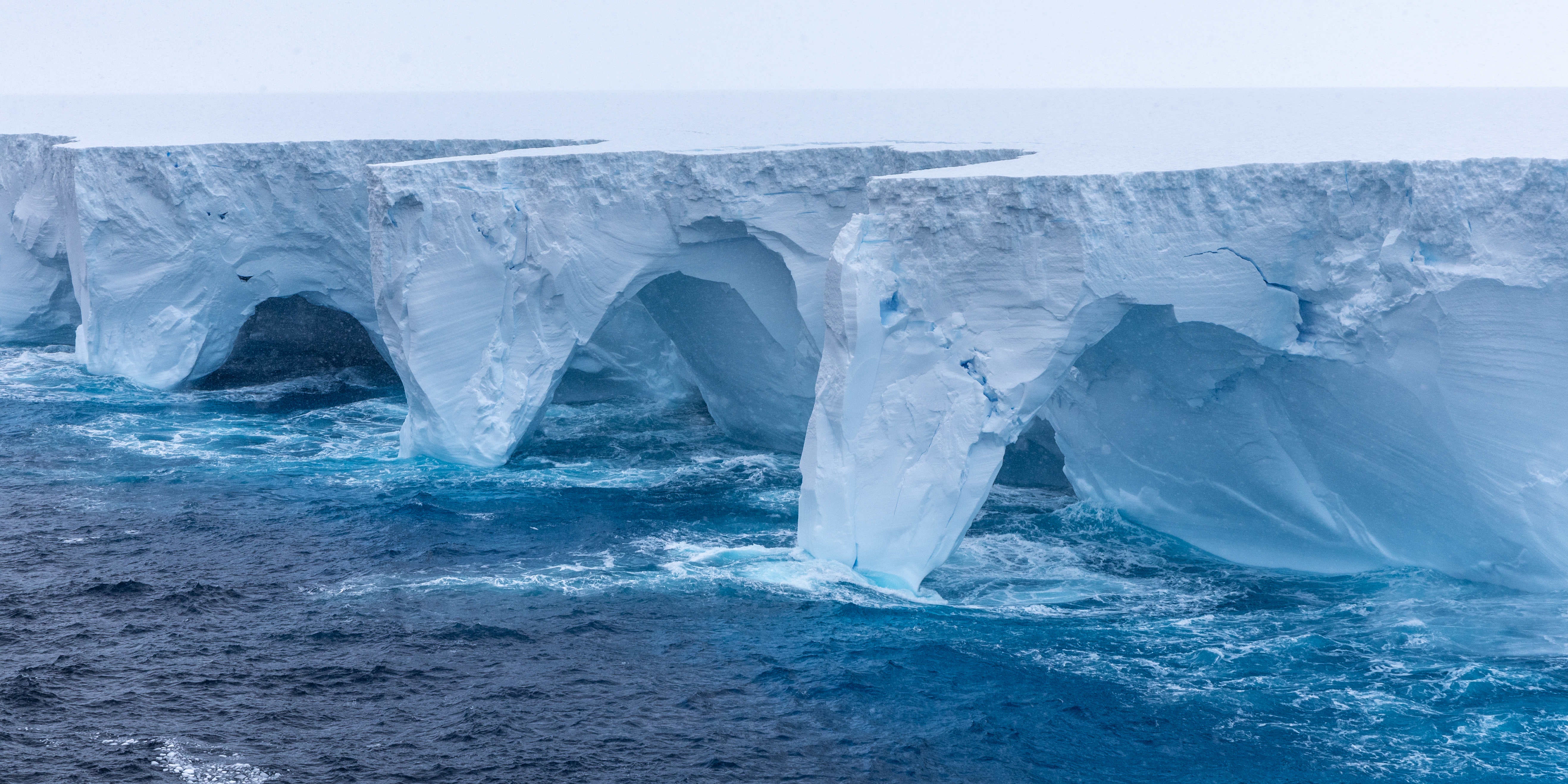 HANDOUT - 14.01.2024, ---, Antarktis: Das Bild zeigt die im Eisberg A23a gebildeten B&ouml;gen. Spektakul&auml;re neue Bilder vom derzeit weltweit gr&ouml;&szlig;ten Eisberg zeigen, wie Erosion riesige B&ouml;gen und h&ouml;hlenartige Vertiefungen in den Koloss gemei&szlig;elt hat. (zu dpa &laquo;Gr&ouml;&szlig;ter Eisberg der Welt:&nbsp;Fotos zeigen Eisschmelze&raquo;) Foto: Richard Sidey/Eyos Expeditions/dpa - ACHTUNG: Nur zur redaktionellen Verwendung im Zusammenhang mit der aktuellen Berichterstattung und nur mit vollst&auml;ndiger Nennung des vorstehenden Credits +++ dpa-Bildfunk +++