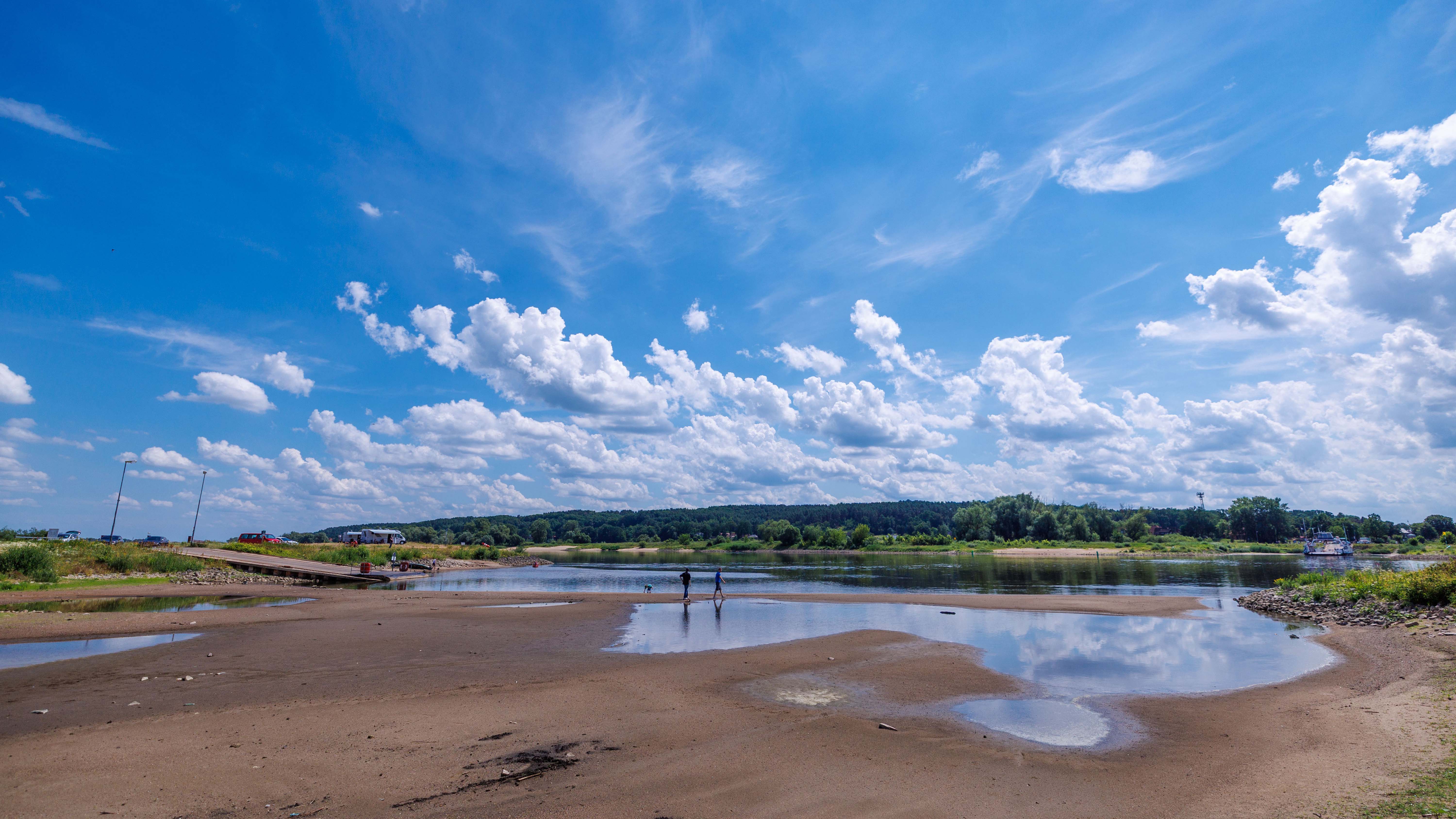 Wegen des niedrigen Wasserstands der Elbe hat die Personen- und Autof&auml;hre den Betrieb eingestellt. Laut Auskunft des zust&auml;ndigen Wasser- und Schifffahrtsamts (WSA) ist der F&auml;hrverkehr infolge von Niedrigwasser eingestellt. 
