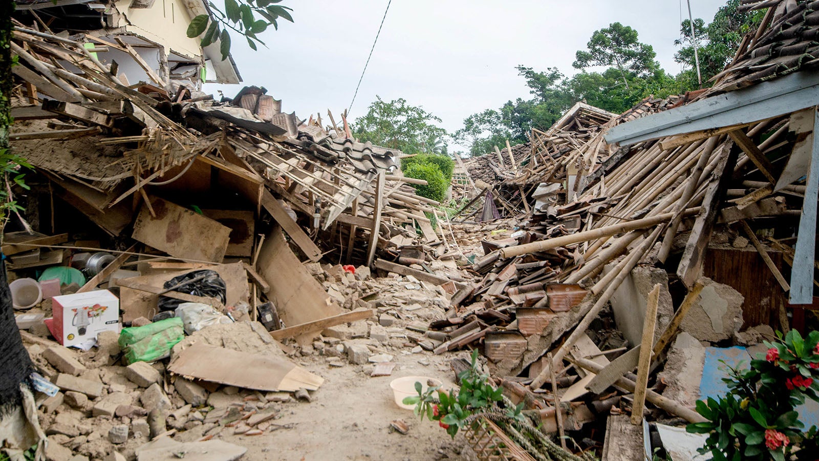 22.11.2022, Indonesien, Cianjur: Zerst&ouml;rte H&auml;user nach einem Erdbeben im Dorf Rancagoong.  Ein  Erdbeben hatte  am Montagmittag (Ortszeit)  die indonesischen Insel Java mit der St&auml;rke 5,6 ersch&uuml;ttert. Foto: Septianjar Muharam/XinHua/dpa +++ dpa-Bildfunk +++
