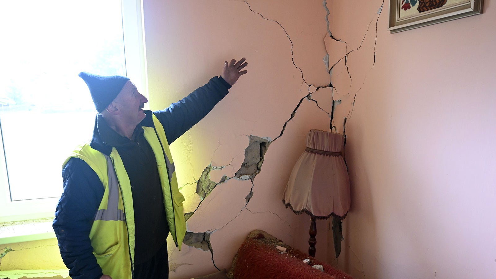 10.10.2023, Slowakei, Bakovce: Ein Mann inspiziert das Innere eines nach einem Erdbeben besch&auml;digten&nbsp;Hauses. Den Osten der Slowakei hat ein Erdbeben ersch&uuml;ttert, wie das Innenministerium in Bratislava und lokale Beh&ouml;rden best&auml;tigt haben. Foto: Roman Hanc/TASR/dpa +++ dpa-Bildfunk +++