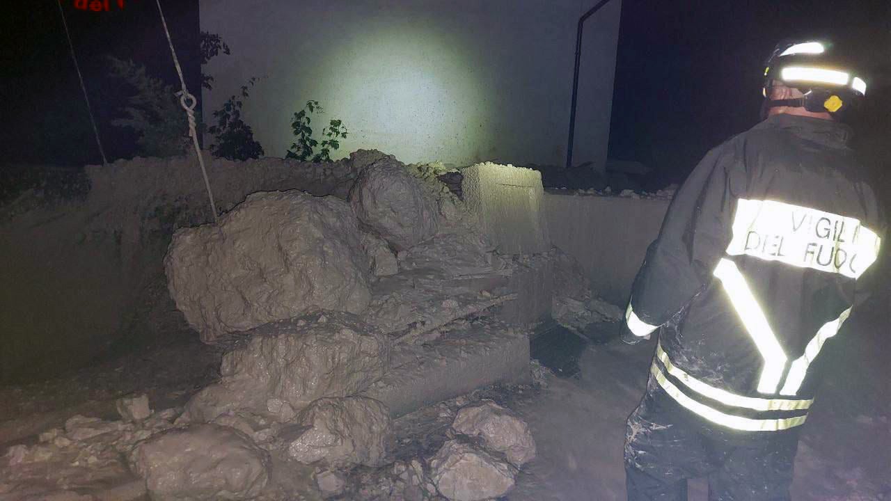 HANDOUT - 16.06.2025, Italien, Borca Di Cadore: Das Handout der &ouml;rtlichen Feuerwehr Vigili del Fuoco zeigt eine Schlammlawine, die nach einem heftigen Gewitter zu Verw&uuml;stungen in Borca di Cadore f&uuml;hrt, einem Ortsteil von Cancia in der Provinz Belluno in Venetien, Italien. Nach heftigen Regenf&auml;llen hat ein Erdrutsch im norditalienischen Cancia &uuml;ber 20 H&auml;user besch&auml;digt. Die Region rief den Notstand aus. Verletzte gab es derzeit nicht. Foto: -/Vigili del Fuoco/dpa - ACHTUNG: Nur zur redaktionellen Verwendung im Zusammenhang mit einer Berichterstattung und nur mit vollst&auml;ndiger Nennung des vorstehenden Credits +++ dpa-Bildfunk +++