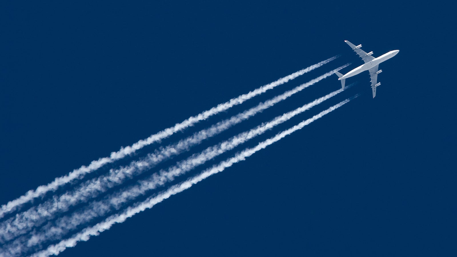 Picture taken from a ski slope in Austria at 3300m alt with 300mm telephoto. The plane is flying around 10000m alt.Distance to plane aprox 7000m