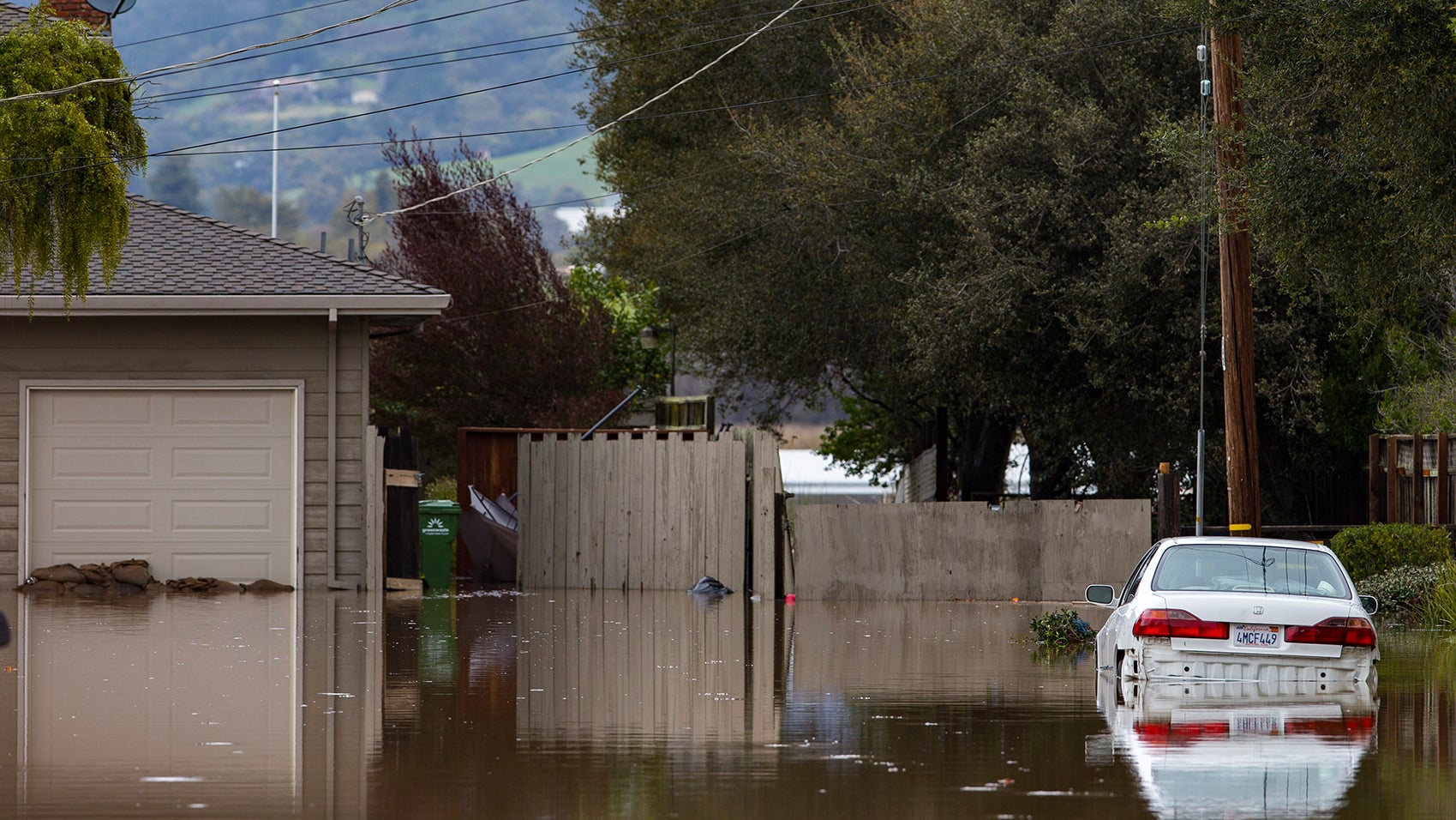 10.03.2023, USA, Watsonville: Ein Auto ist von Hochwasser umgeben. In Kalifornien sorgt ein Wetterph&auml;nomen mit dem Namen &laquo;atmosph&auml;rischer Fluss&raquo; aktuell f&uuml;r &Uuml;berschwemmungen. In 34 der insgesamt 58 Bezirke des Bundesstaats gilt nach Informationen der Regierung von Kalifornien der Ausnahmezustand. In einigen Gegenden wurden die Menschen aus Sicherheitsgr&uuml;nden dazu aufgefordert, ihre H&auml;user zu verlassen und sich in h&ouml;her gelegenes Terrain zu begeben, weil &Uuml;berflutungen bef&uuml;rchtet werden. Foto: Nic Coury/AP/dpa +++ dpa-Bildfunk +++