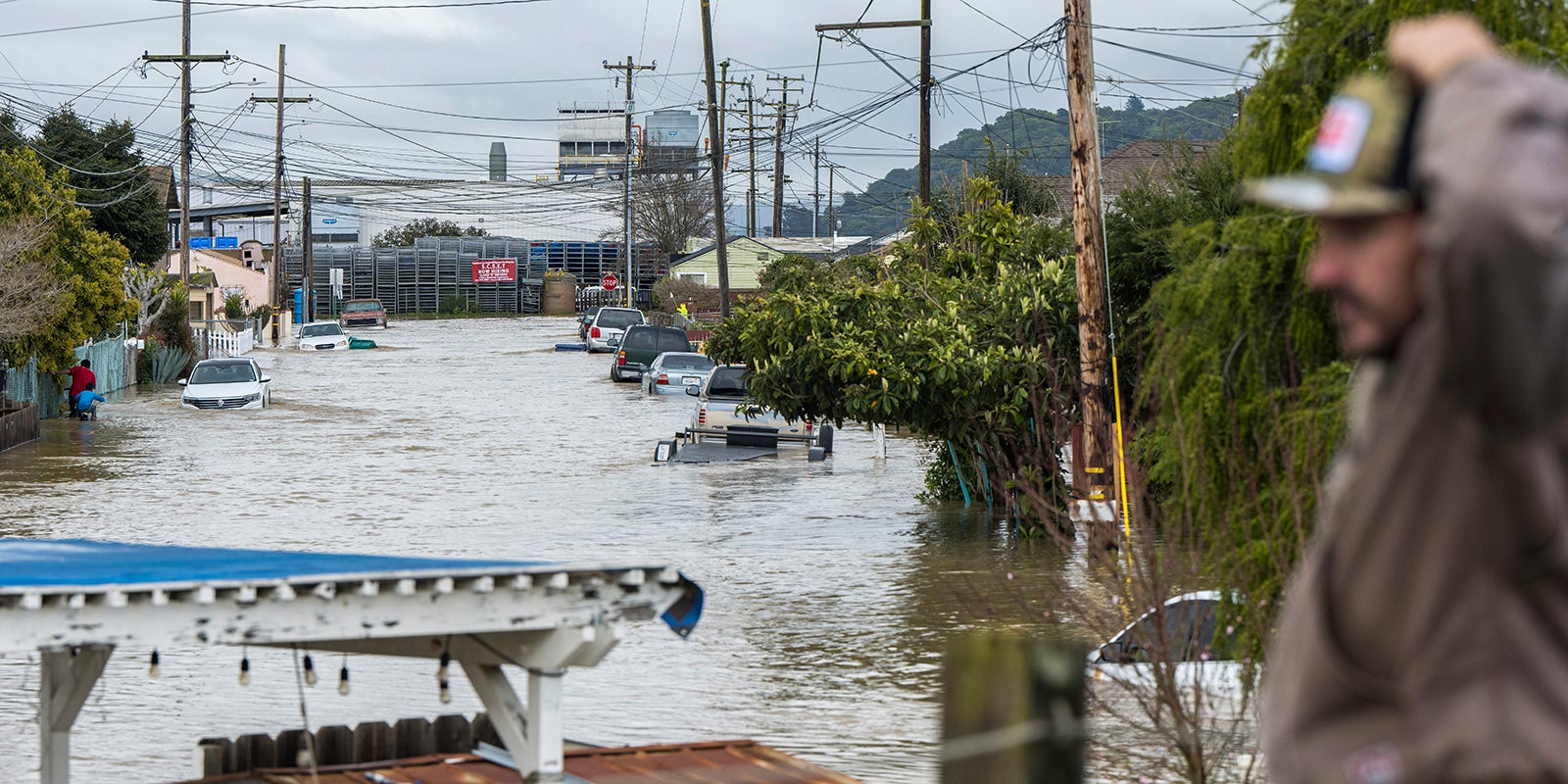 ARCHIV - 11.03.2023, USA, Watsonville: Ein Mann blickt auf die &Uuml;berschwemmungen in Watsonville. Die Klimawissenschaft warnt seit Jahren: &laquo;Es ist 5 vor 12&raquo;, um die schlimmsten Folgen des Klimawandels noch abzuwenden. Trotzdem unternimmt die Politik zu wenig. Jetzt gibt es neuen Druck. (zu dpa "Klartext f&uuml;r Politiker:&nbsp;Weltklimarat will noch deutlicher warnen") Foto: Nic Coury/AP/dpa +++ dpa-Bildfunk +++