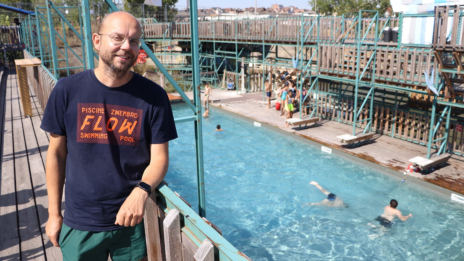 12.08.2022, Belgien, Br&uuml;ssel: Paul Steinbr&uuml;ck vom Verein "Pool is cool", der das Freibad "Flow" initiiert hat und es betreibt. Das "Flow" ist das einzige Freibad Br&uuml;ssels. Das Baden im Freibad ist f&uuml;r Deutsche so etwas wie ein Kulturgut. In der belgischen&nbsp;Hauptstadt Br&uuml;ssel dagegen ist das Schwimmen an der frischen Luft beinahe unm&ouml;glich. Ein Deutscher will das &auml;ndern (zu dpa &laquo;Kaum Abk&uuml;hlung in Sicht:&nbsp;Europas Hauptstadt hat ein Freibad-Problem&raquo;). Foto: Michel Winde/dpa +++ dpa-Bildfunk +++