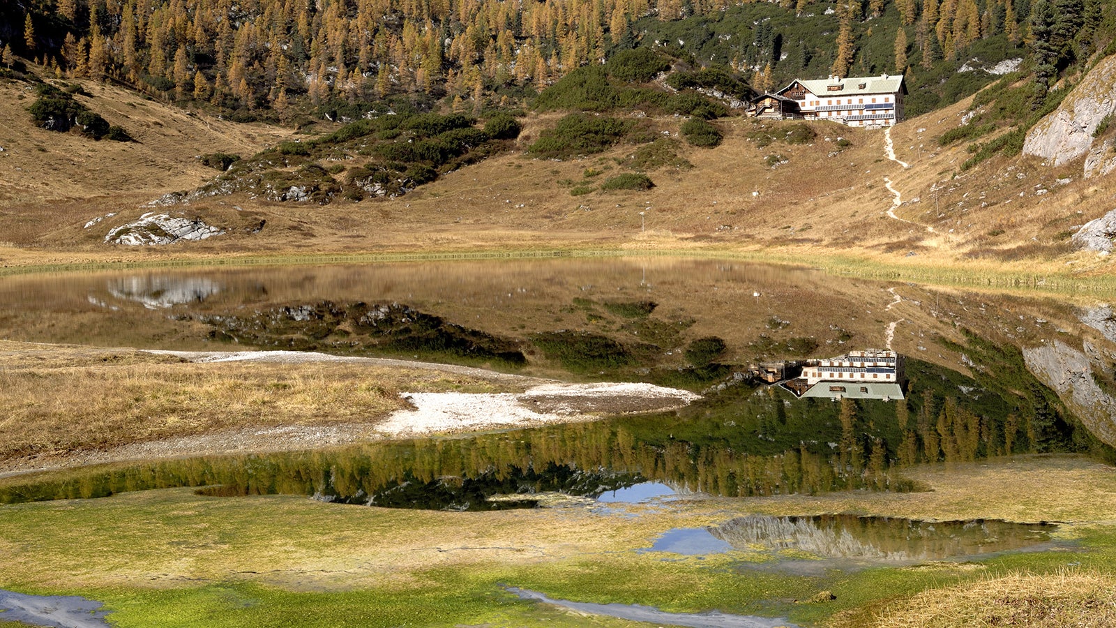 Bayern, Funtensee: Der auf 1630 Metern H&ouml;he gelegene Funtensee in den Berchtesgadener Alpen mit dem Funtenseehaus (K&auml;rlinger-Haus) im Hintergrund. Foto: J&uuml;rgen Wa&szlig;muth/dpa +++ dpa-Bildfunk +++
