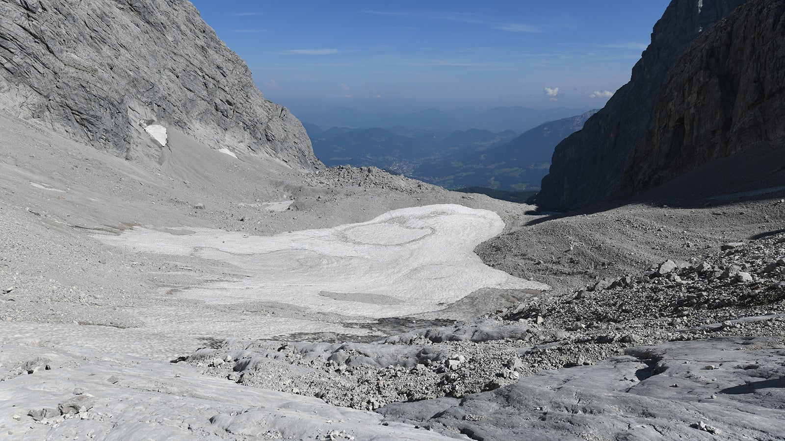Altschnee und Ger&ouml;ll liegen auf dem kleinen &Uuml;berrest des Watzmanngletschers. Der Gletscher auf &uuml;ber 2000 Metern H&ouml;he im oberen Watzmannkar schrumpft und wird wahrscheinlich in einigen Jahren verschwunden sein. Foto: Angelika Warmuth/dpa +++ dpa-Bildfunk +++