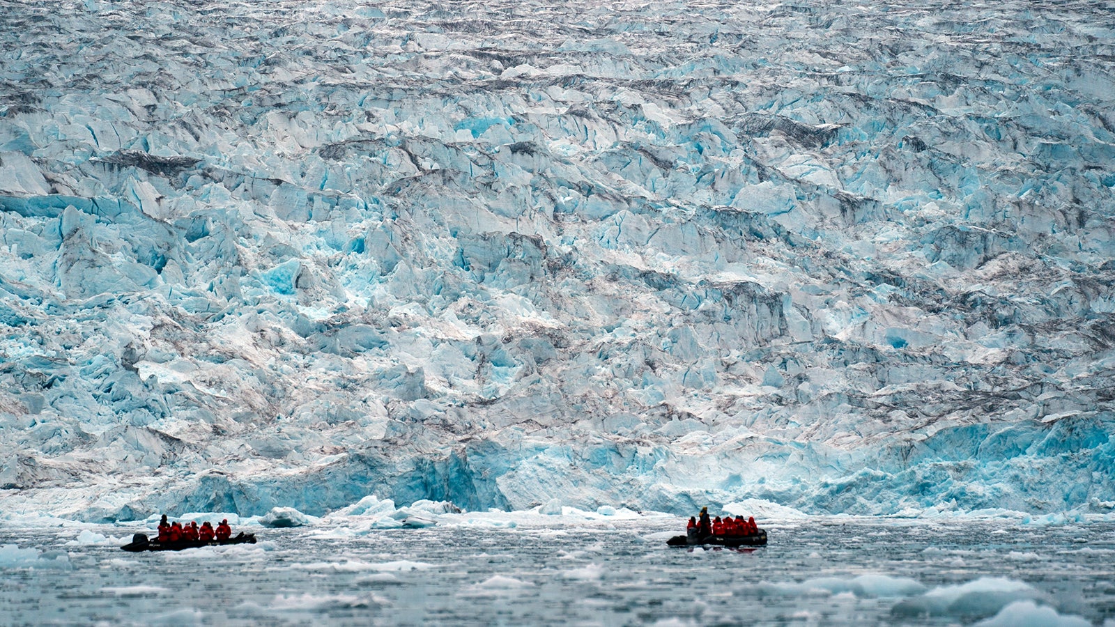 Gr&ouml;nland, Scoresby Sund: Zwei Forschergruppen von Poseidon Expeditions betrachten einen Gletscher, der auf der Wasserlinie im Scoresby Sund liegt. Foto: Chris Szagola/AP/dpa +++ dpa-Bildfunk +++
