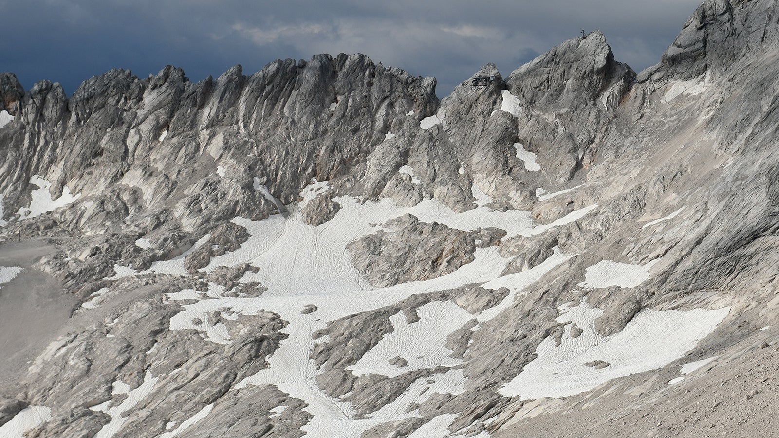 ARCHIV - 11.08.2021, Bayern, Grainau: Schnee liegt auf dem Gletscherrest des S&uuml;dlichen Schneeferners auf dem Zugspitzplatt. Nach dem hei&szlig;en Sommer verliert der S&uuml;dliche Schneeferner nun seinen Status als Gletscher. (zu dpa &laquo;Nur noch vier Gletscher: S&uuml;dlicher Schneeferner verliert Status&raquo;) Foto: Angelika Warmuth/dpa +++ dpa-Bildfunk +++