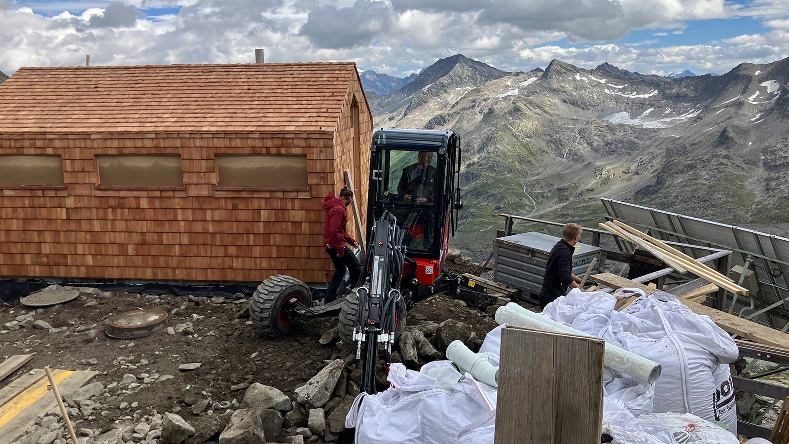 Trockentoiletten sollen den Wasserverbrauch auf der Neuen Prager H&uuml;tte reduzieren. G&auml;ste m&uuml;ssen die H&uuml;tte verlassen, um zum neuen, gerade in Bau befindlichen Toilettenh&auml;uschen zu kommen. Gerade wird daran gebaut. Foto: Sabine Dobel/dpa 
