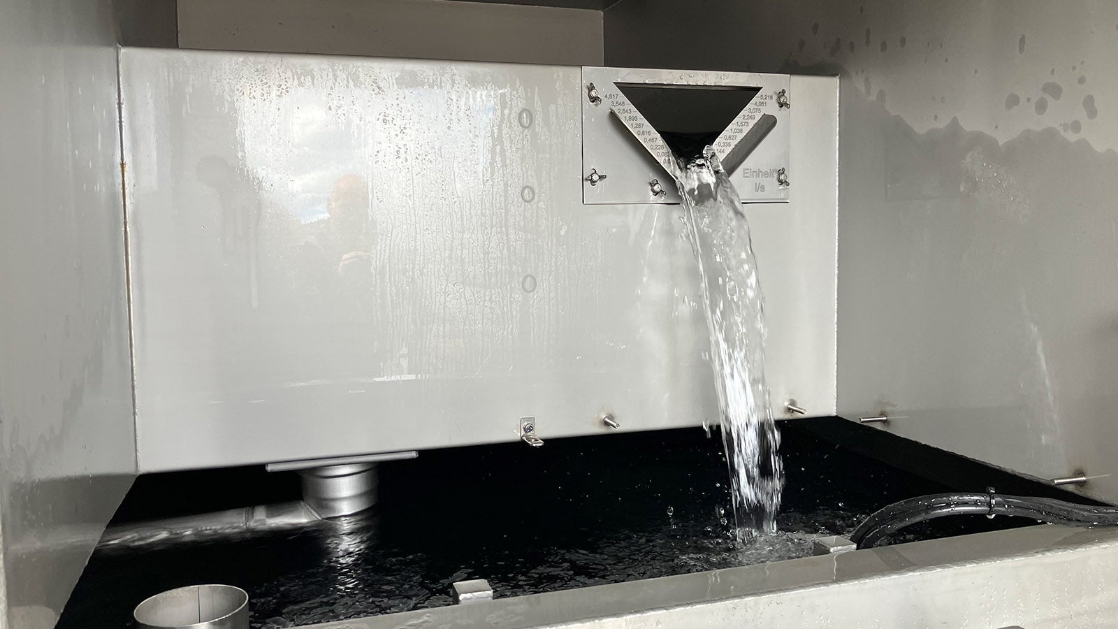 Ein neuer Sammelbeh&auml;lter zum Auffangen von Regen- und Schmelzwasser soll die Neue Prager H&uuml;tte besser mit Wasser versorgen. Gemessen wird auch, wie viel Wasser gerade durchstr&ouml;mt.  Foto: Sabine Dobel/dpa 