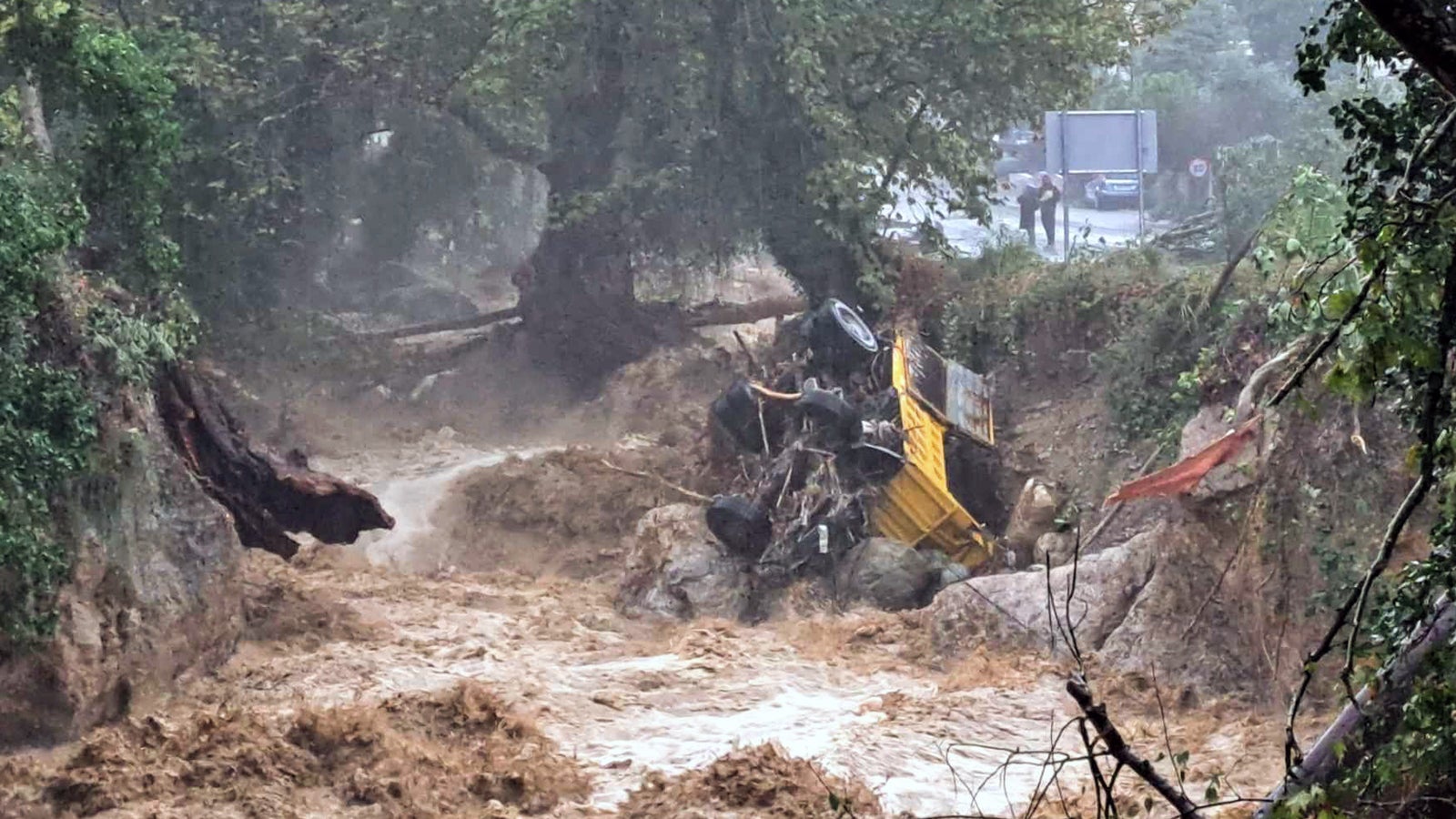News Bilder des Tages Griechenland - Pilion, die griechische Polizei befahl am Dienstag, Fahrzeuge von den Stra&szlig;en der Innenstadt von Volos und der nahegelegenen Bergregion Pilion fernzuhalten, als ein schwerer Sturm das Gebiet heimsuchte und Sturzb&auml;che die Stra&szlig;en &uuml;berfluteten. Nach Angaben der Feuerwehr kam in Volos ein Mann ums Leben, als eine Mauer einknickte und auf ihn st&uuml;rzte, ein weiterer Mann wird vermisst. Der griechische Wetterdienst teilte mit, dass in der Region Pilion am Dienstag und Mittwoch etwa 650 bis 700 Millimeter Regen fallen w&uuml;rden. Im Bild: Momentaufnahme in der Stadt Volos, 05. September 2023. &Uuml;berschwemmungen in Volos *** Greece Pelion, Greek police ordered vehicles to stay off the streets of downtown Volos and the nearby mountainous PUBLICATIONxNOTxINxGRE ANE5962283