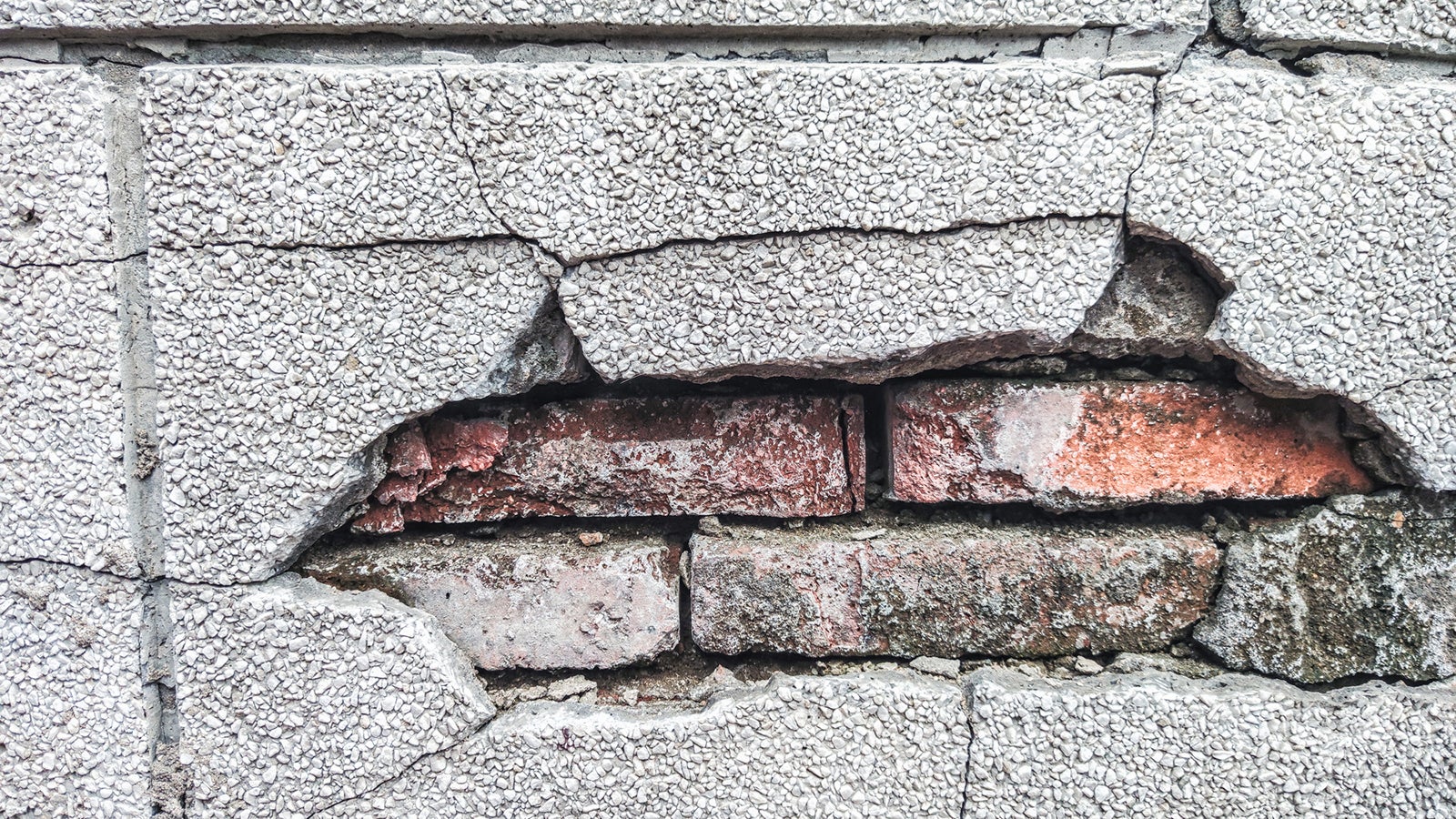 Risse in der Fassade: Viele Sch&auml;den entstehen &uuml;ber eine l&auml;ngere Zeit und selten nur durch etwas Frost im Winter.