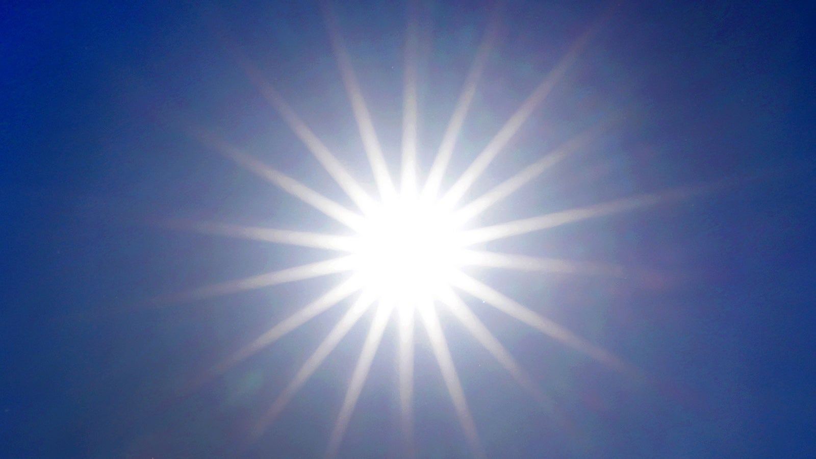 Die Sonne strahlt von einem wolkenlosen Himmel.  (zu dpa