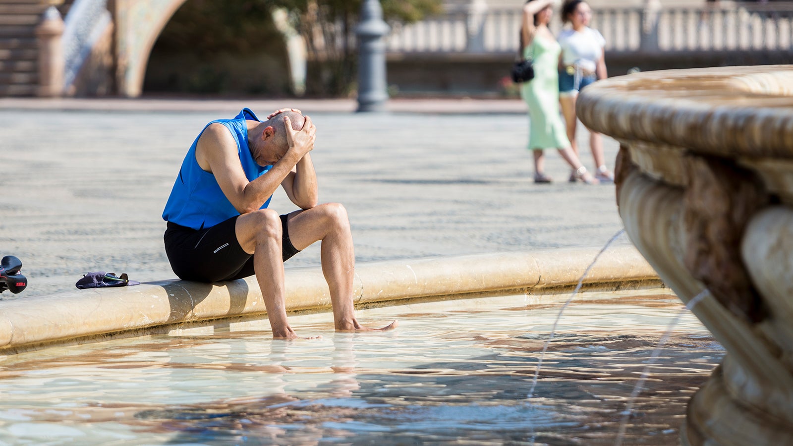ARCHIV - 14.07.2022, Spanien, Sevilla: Ein Mann k&uuml;hlt sich im zentralen Brunnen auf der Plaza de Espa&ntilde;a in Sevilla ab. Die Sommermonate Juni bis August waren in Europa so warm wie noch nie seit Beginn der Aufzeichnungen. (zu dpa &laquo;Europa erlebte 2022 w&auml;rmsten je gemessenen Sommer&raquo;) Foto: Daniel Gonzalez Acuna/dpa +++ dpa-Bildfunk +++