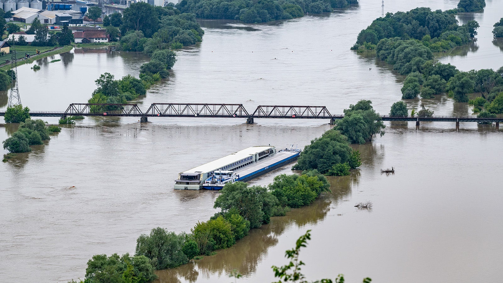 04.06.2024, Bayern, Bogen: Zwei Schiffe liegen im Hochwasser der Donau. In Bayern herrscht nach heftigen Regenf&auml;llen vielerorts weiter Land unter. Foto: Armin Weigel/dpa +++ dpa-Bildfunk +++