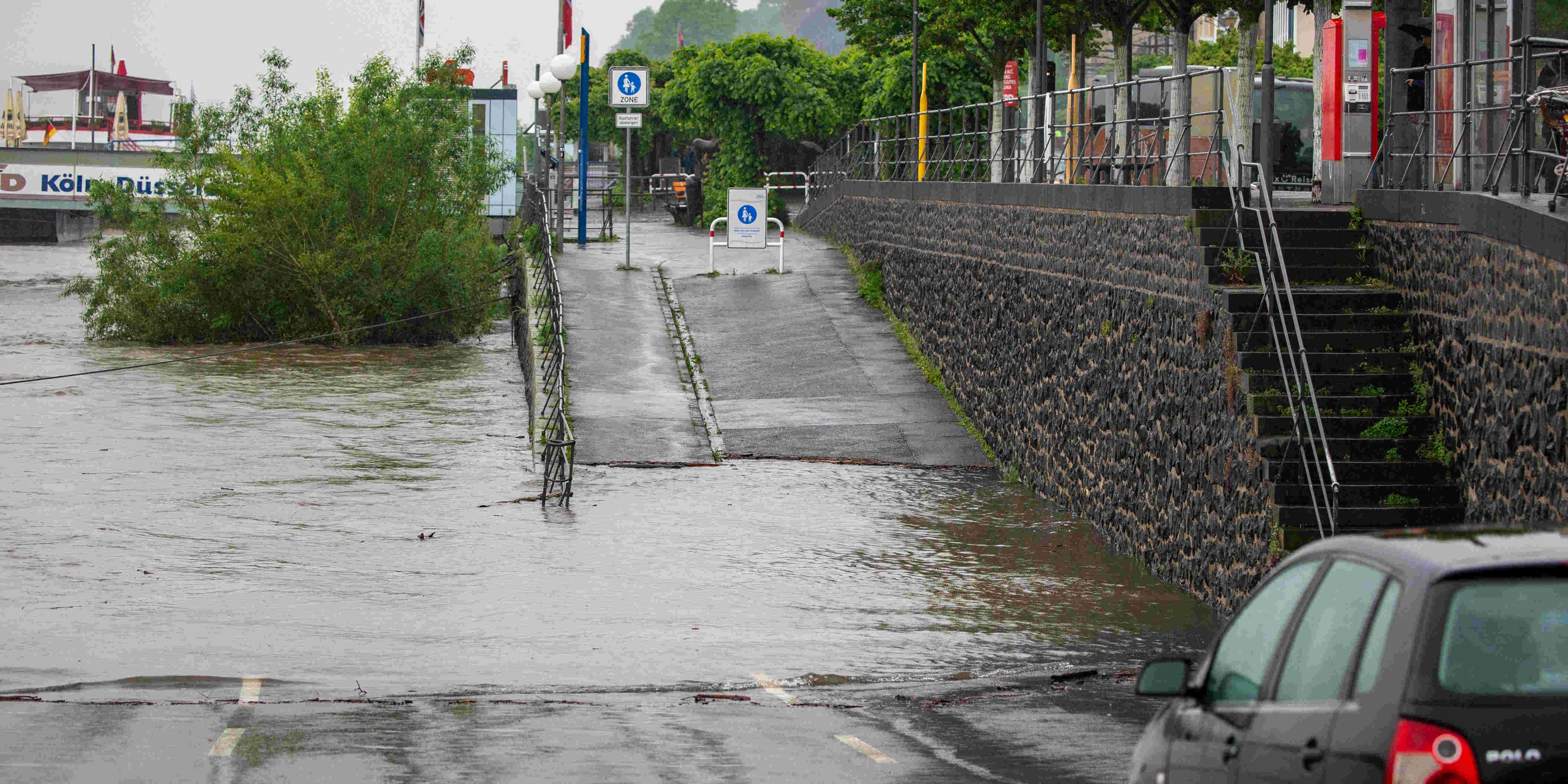 18.05.2024, Nordrhein-Westfalen, K&ouml;nigswinter: An einem F&auml;hranleger ist der Rhein schon &uuml;ber die Ufer getreten. (zu dpa: &laquo;Rhein schwappt bei Bonn &uuml;ber die Ufer - mehrere Feuerwehreins&auml;tze&raquo;) Foto: Thomas Banneyer/dpa +++ dpa-Bildfunk +++