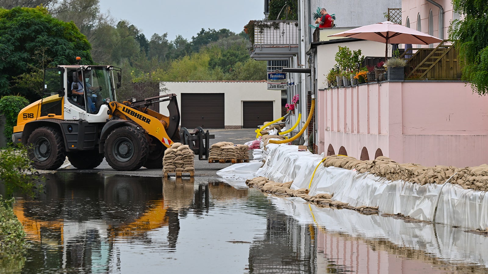 24.09.2024, Brandenburg, Eisenh&uuml;ttenstadt: In F&uuml;rstenberg, einem Stadtteil von Eisenh&uuml;ttenstadt, sind bereits Stra&szlig;en vom Hochwasser des Flusses Oder &uuml;berflutet und Sands&auml;cke sollen H&auml;user sch&uuml;tzen. F&uuml;rstenberg liegt am Oder-Spree-Kanal und dieser ist direkt mit dem Fluss Oder verbunden. Wenn das Wasser der Oder steigt, so steigt auch der Wasserstand im Oder-Spree-Kanal in F&uuml;rstenberg. Seit Tagen bereiten sich die Orte entlang des deutsch-polnischen Grenzflusses Oder auf eine Versch&auml;rfung der Hochwasserlage vor. Foto: Patrick Pleul/dpa +++ dpa-Bildfunk +++