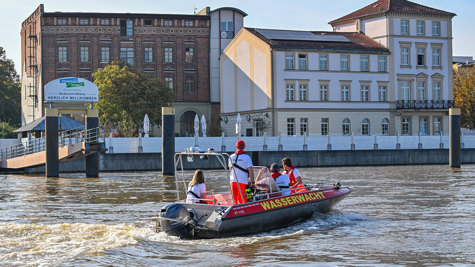 Ehrenamtliche Helfer der Wasserrettung Ortsverband Frankfurt (Oder) vom Deutschen Roten Kreuz (DRK) fahren mit einem Motorboot auf dem Hochwasser des Flusses Oder.  Foto: Patrick Pleul/dpa +++ dpa-Bildfunk +++