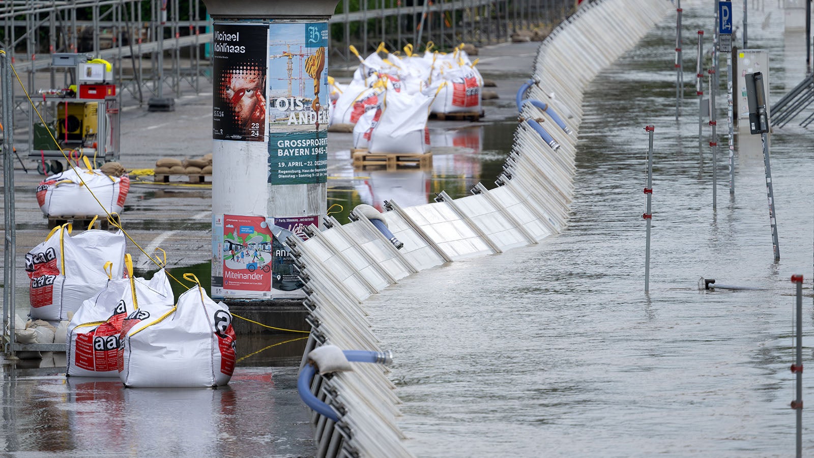 dpatopbilder - 04.06.2024, Bayern, Regensburg: Helfer bauen Hochwasserstege und Schutzw&auml;nde am Donauufer auf. Seit Tagen k&auml;mpfen die Helfer in Bayern und Baden-W&uuml;rttemberg gegen die Flut und ihre Folgen. Foto: Sven Hoppe/dpa +++ dpa-Bildfunk +++